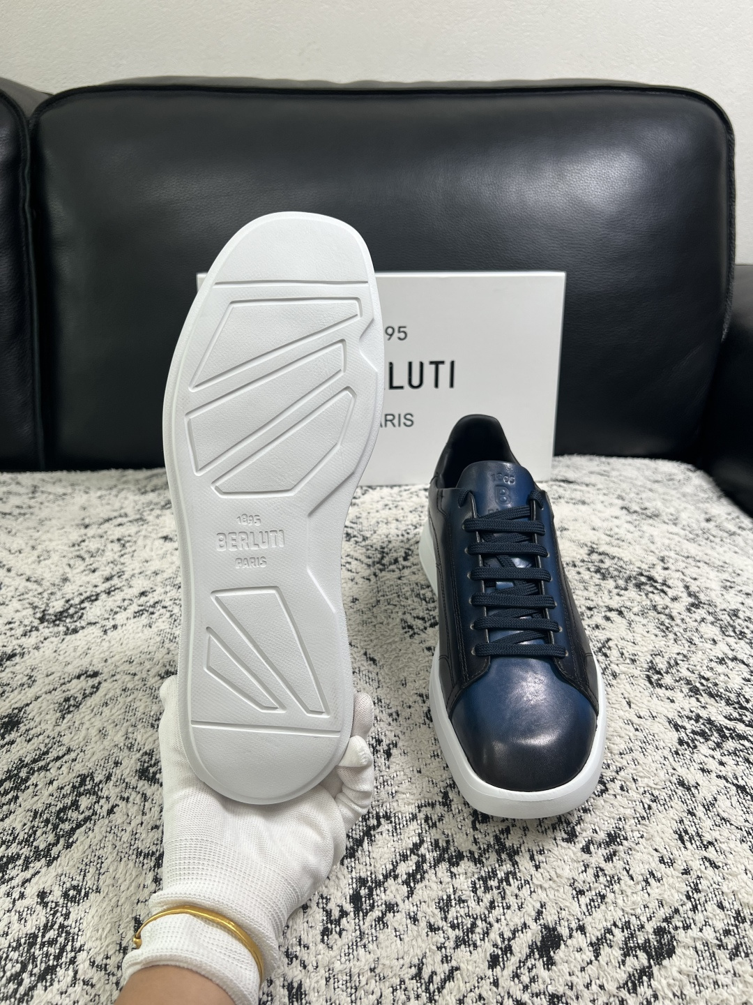 Berluti  高品质  顶级工艺品  布鲁提 专柜同步发售原厂配置，意大利进口擦色开边珠牛皮面料，全进口水染牛皮里垫