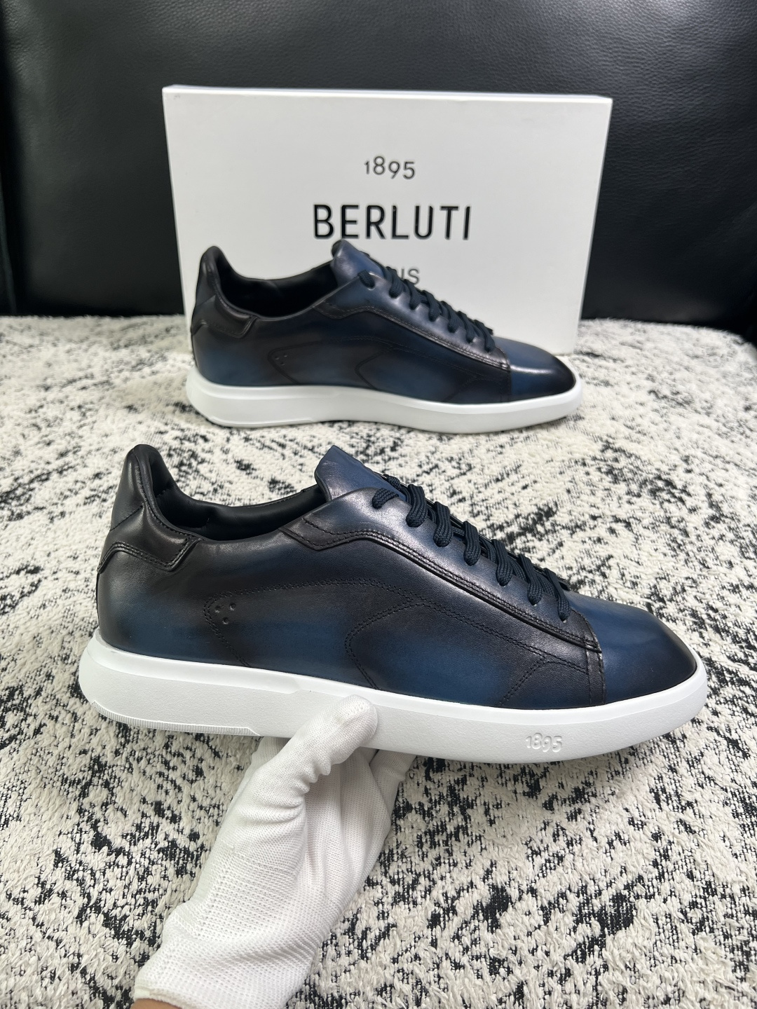 Berluti  高品质  顶级工艺品  布鲁提 专柜同步发售原厂配置，意大利进口擦色开边珠牛皮面料，全进口水染牛皮里垫