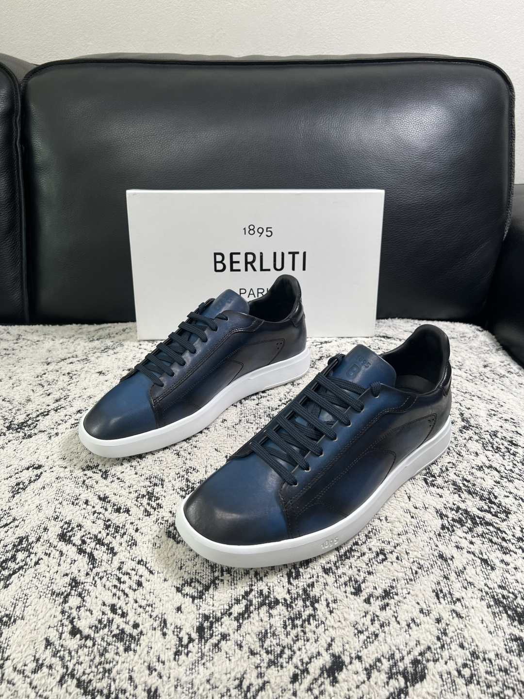 Berluti  高品质  顶级工艺品  布鲁提 专柜同步发售原厂配置，意大利进口擦色开边珠牛皮面料，全进口水染牛皮里垫