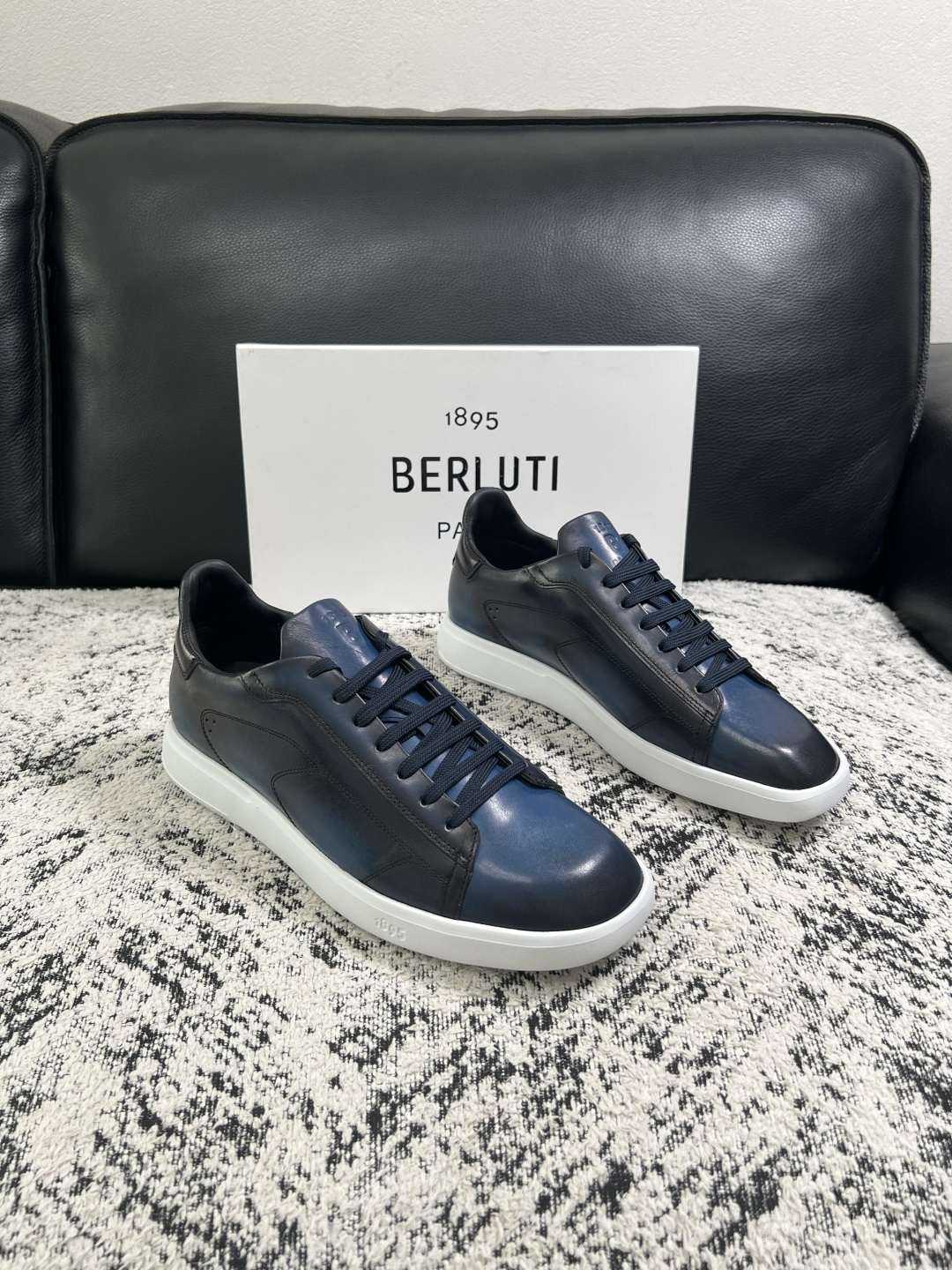 Berluti 高品质 顶级工艺品 布鲁提 专柜同步发售原厂配置,意大利进口擦色开边珠牛皮面料,全进口水染牛皮里垫 Berluti 高品质 顶级工艺品 布鲁提 专柜同步发售原厂配置,意大利进口擦色开边珠牛皮面料,全进口水染牛皮里垫