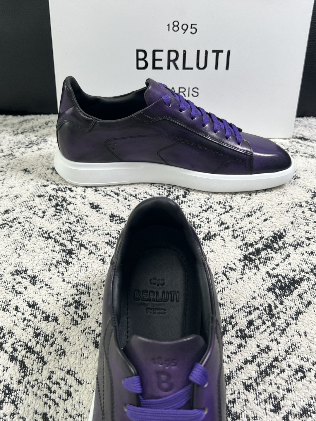 Berluti  高品质  顶级工艺品  布鲁提 专柜同步发售原厂配置，意大利进口擦色开边珠牛皮面料，全进口水染牛皮里垫