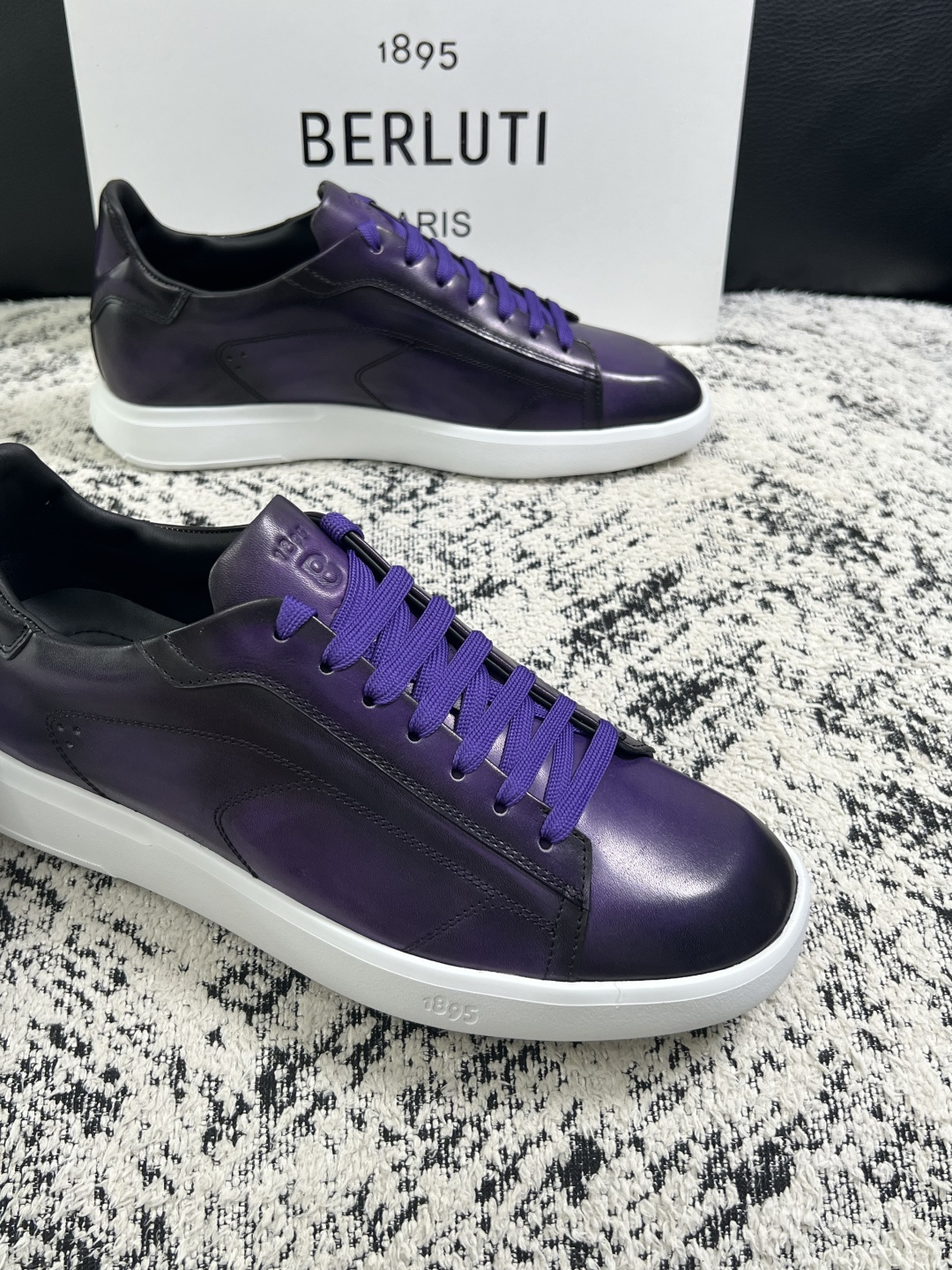 Berluti  高品质  顶级工艺品  布鲁提 专柜同步发售原厂配置，意大利进口擦色开边珠牛皮面料，全进口水染牛皮里垫