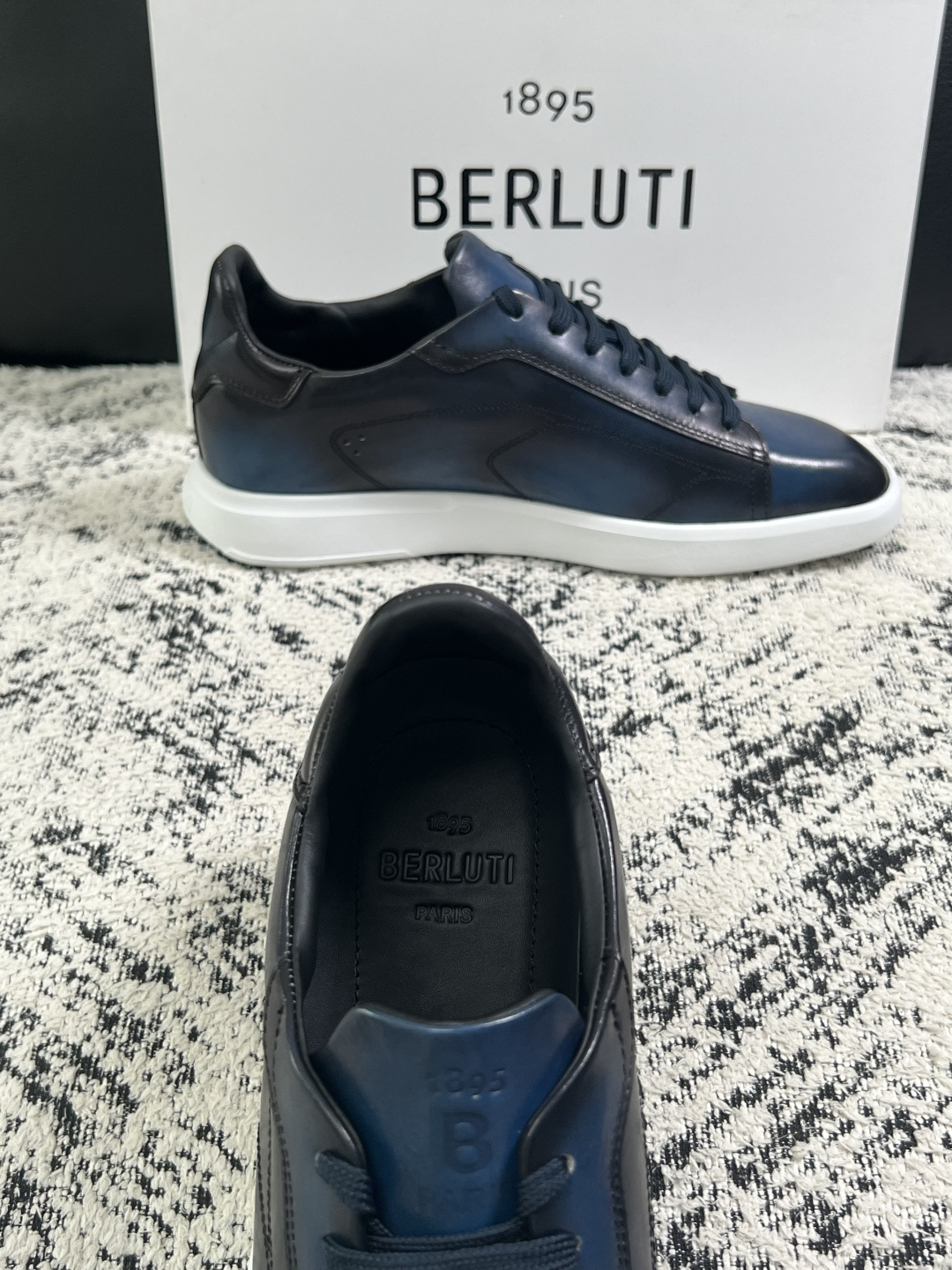 Berluti  高品质  顶级工艺品  布鲁提 专柜同步发售原厂配置，意大利进口擦色开边珠牛皮面料，全进口水染牛皮里垫