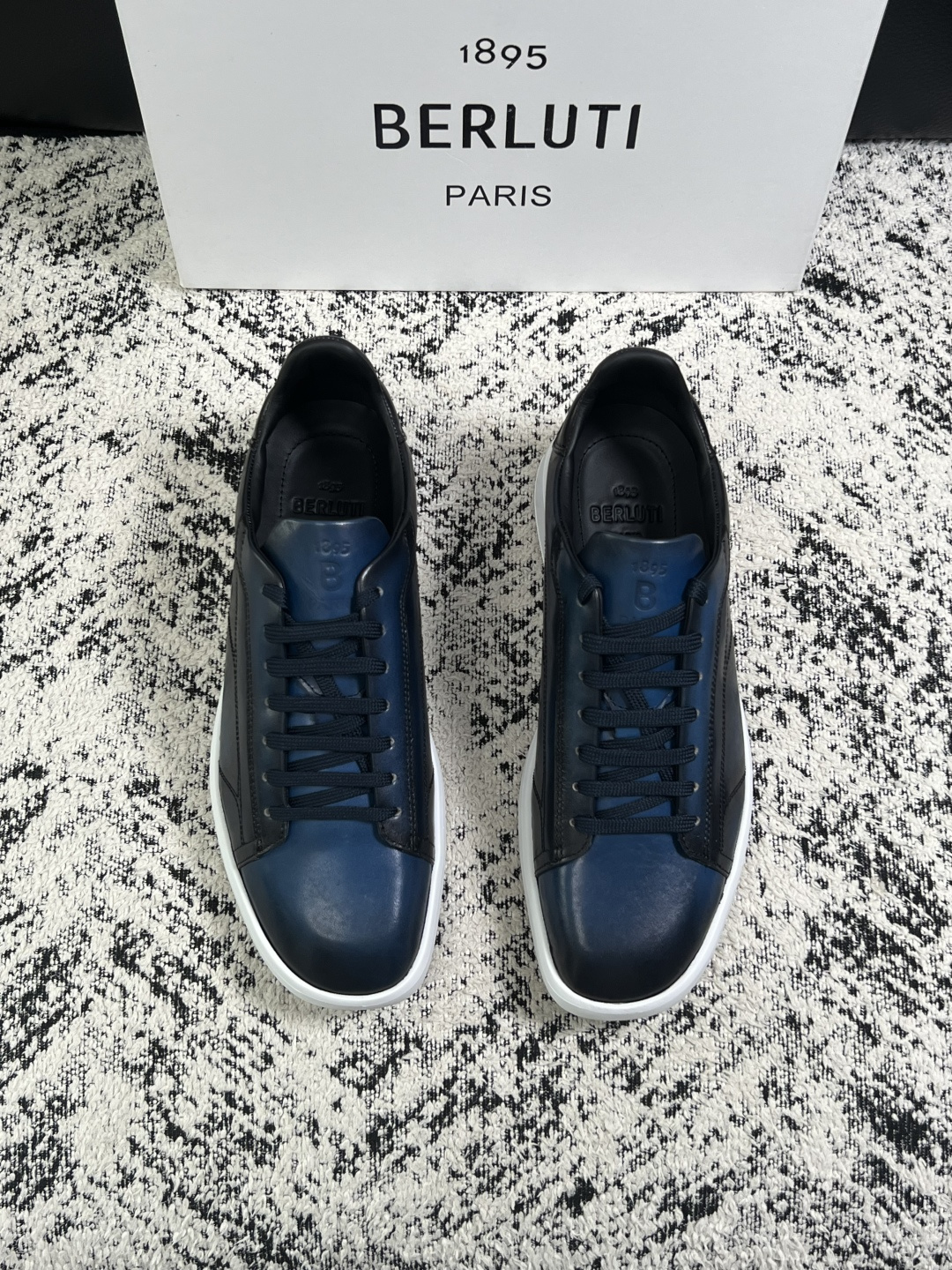 Berluti  高品质  顶级工艺品  布鲁提 专柜同步发售原厂配置，意大利进口擦色开边珠牛皮面料，全进口水染牛皮里垫