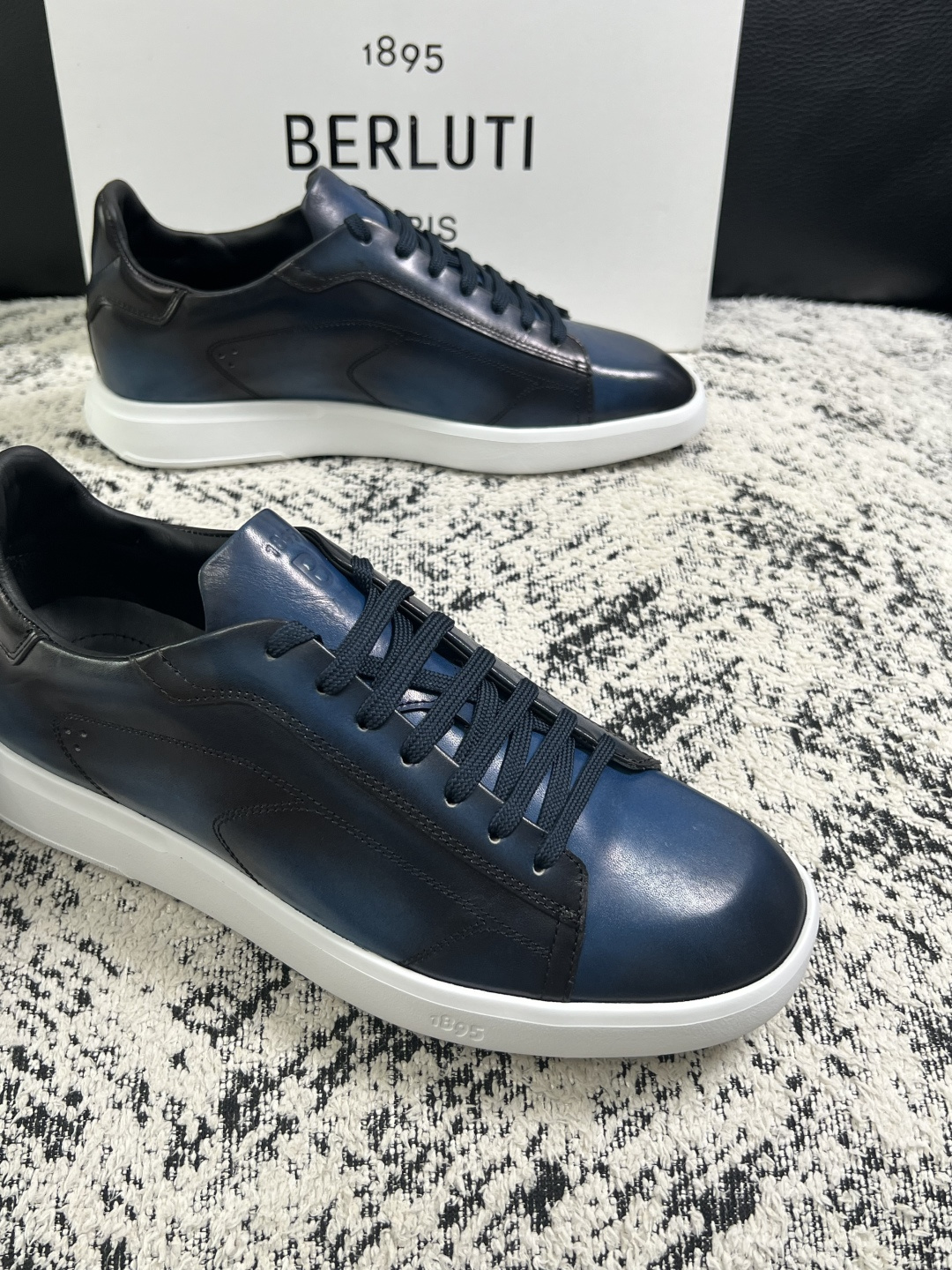 Berluti  高品质  顶级工艺品  布鲁提 专柜同步发售原厂配置，意大利进口擦色开边珠牛皮面料，全进口水染牛皮里垫