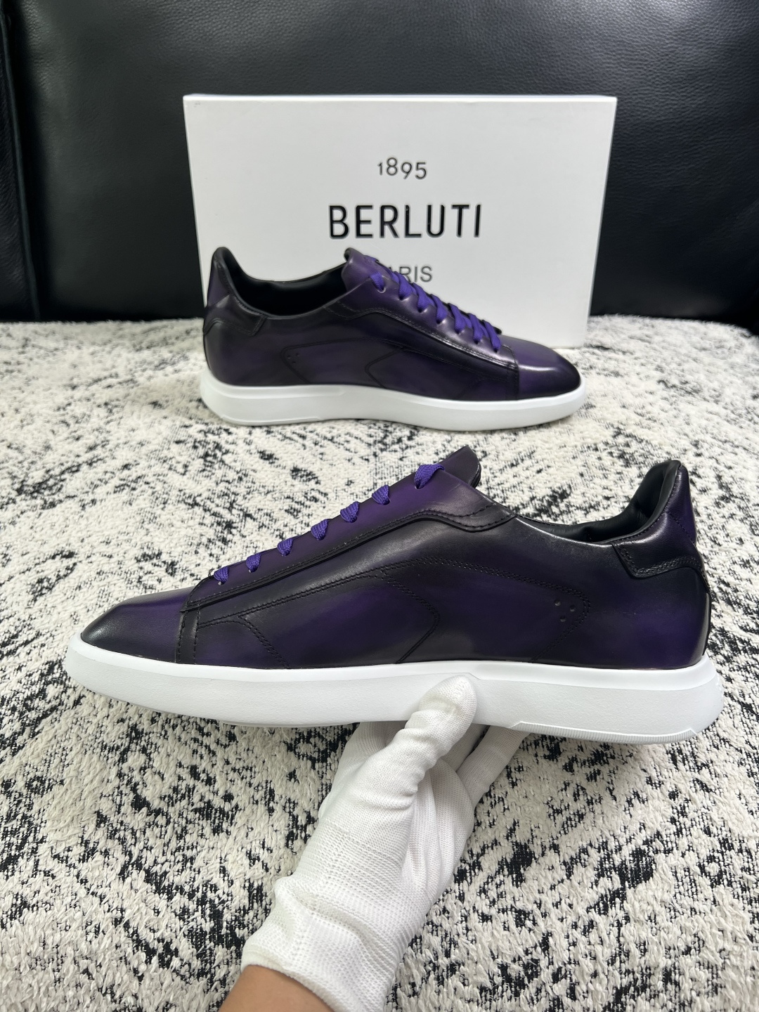 Berluti  高品质  顶级工艺品  布鲁提 专柜同步发售原厂配置，意大利进口擦色开边珠牛皮面料，全进口水染牛皮里垫