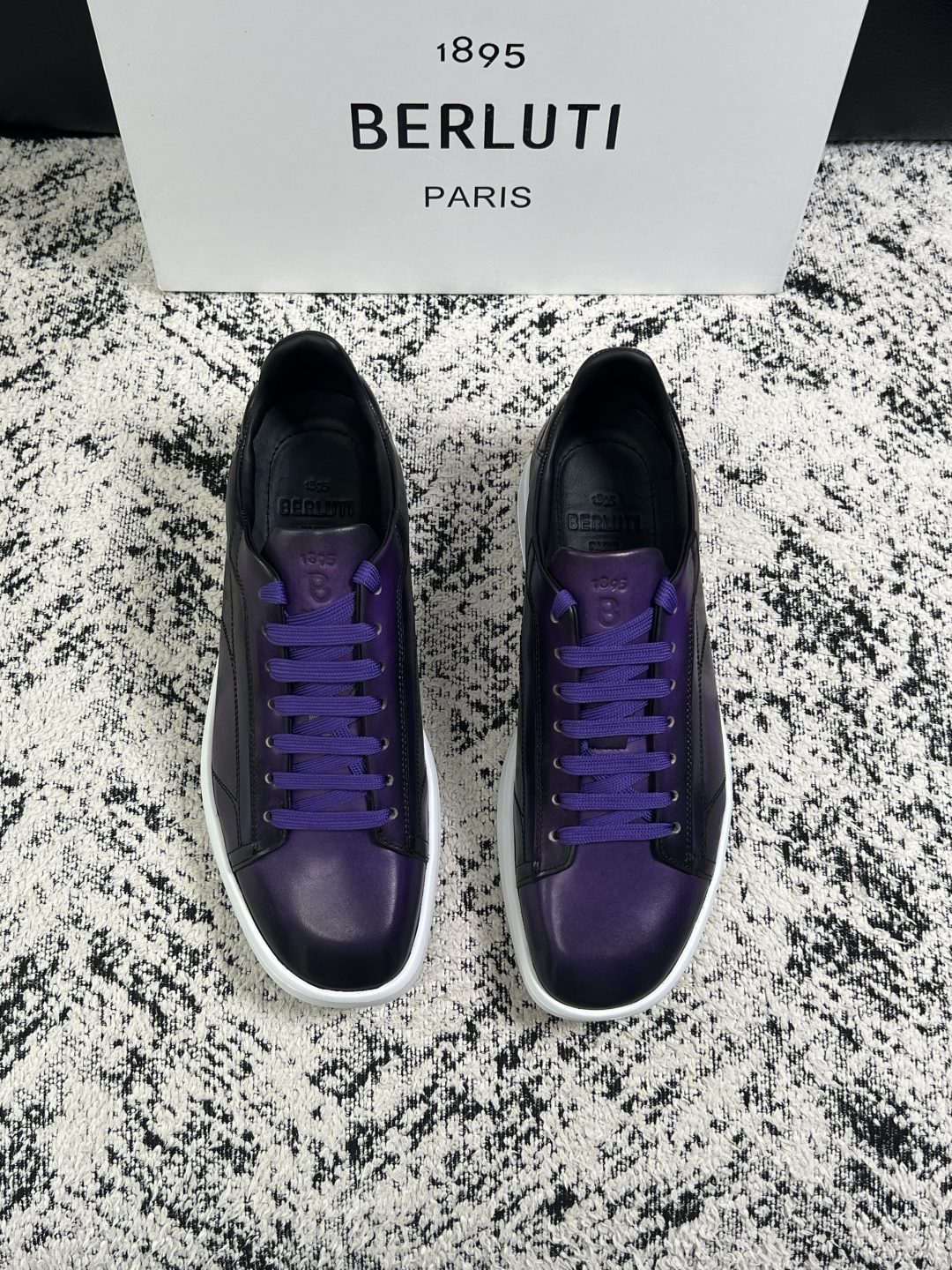 Berluti  高品质  顶级工艺品  布鲁提 专柜同步发售原厂配置，意大利进口擦色开边珠牛皮面料，全进口水染牛皮里垫