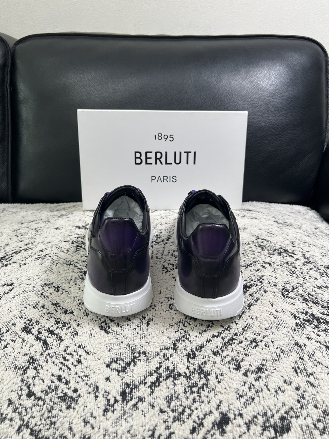 Berluti  高品质  顶级工艺品  布鲁提 专柜同步发售原厂配置，意大利进口擦色开边珠牛皮面料，全进口水染牛皮里垫