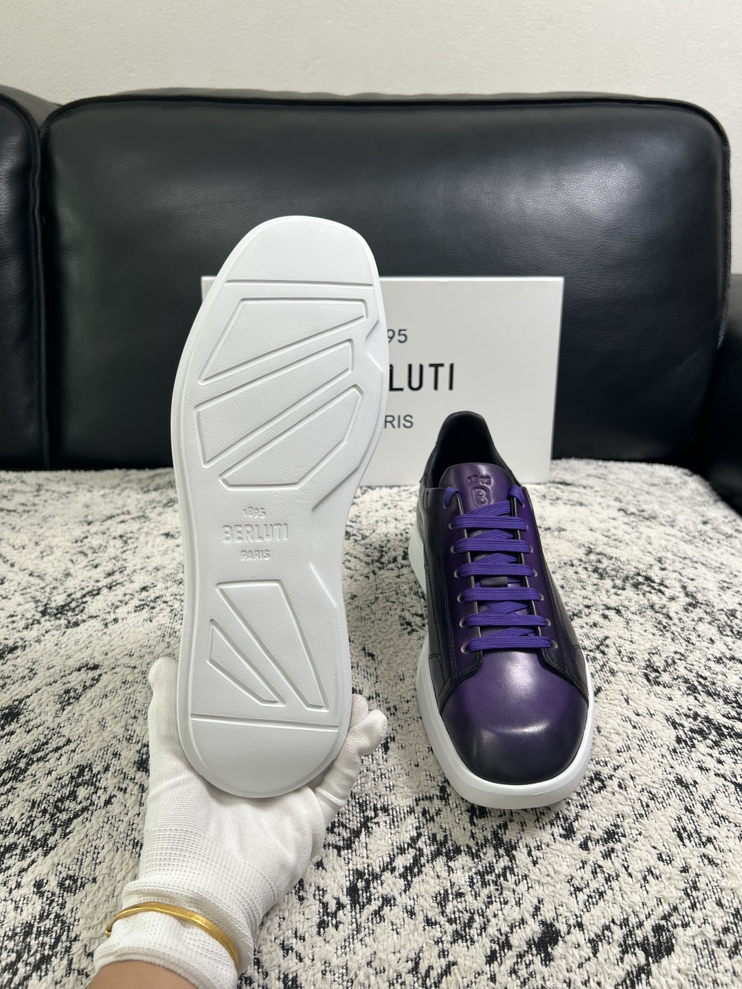 Berluti  高品质  顶级工艺品  布鲁提 专柜同步发售原厂配置，意大利进口擦色开边珠牛皮面料，全进口水染牛皮里垫