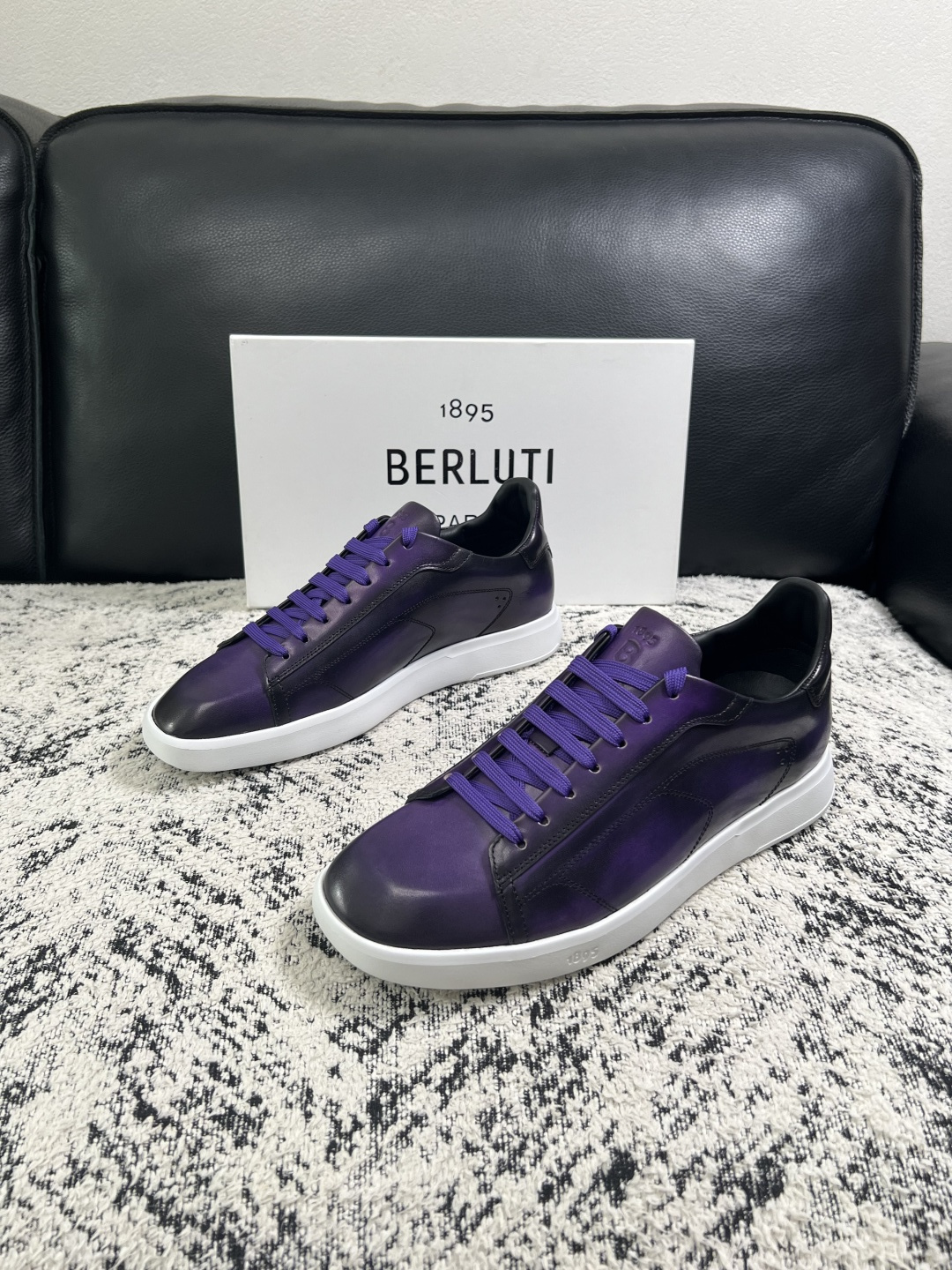 Berluti  高品质  顶级工艺品  布鲁提 专柜同步发售原厂配置，意大利进口擦色开边珠牛皮面料，全进口水染牛皮里垫