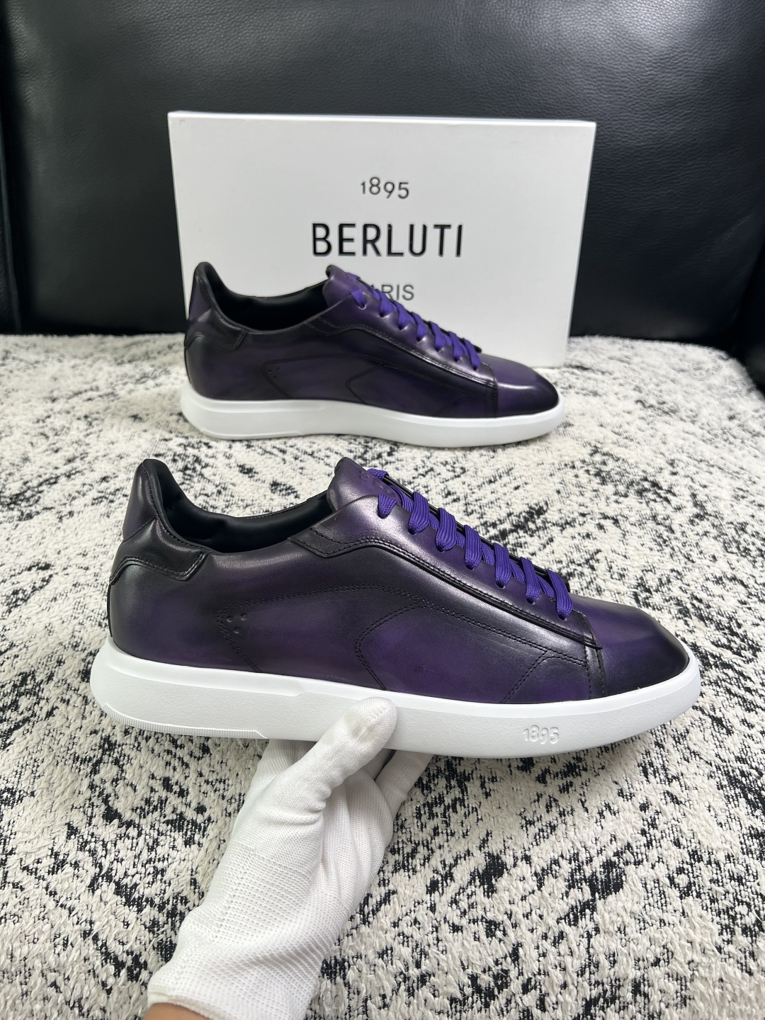 Berluti  高品质  顶级工艺品  布鲁提 专柜同步发售原厂配置，意大利进口擦色开边珠牛皮面料，全进口水染牛皮里垫