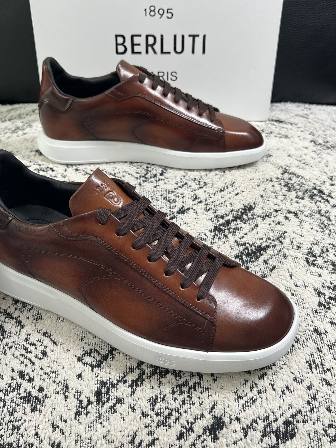 Berluti  高品质  顶级工艺品  布鲁提 专柜同步发售原厂配置，意大利进口擦色开边珠牛皮面料，全进口水染牛皮里垫