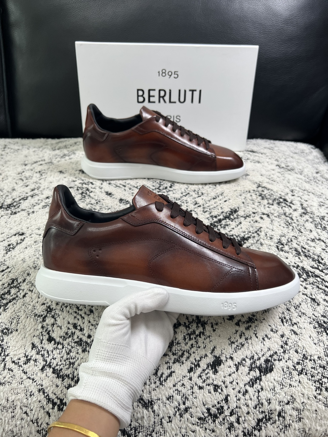 Berluti  高品质  顶级工艺品  布鲁提 专柜同步发售原厂配置，意大利进口擦色开边珠牛皮面料，全进口水染牛皮里垫