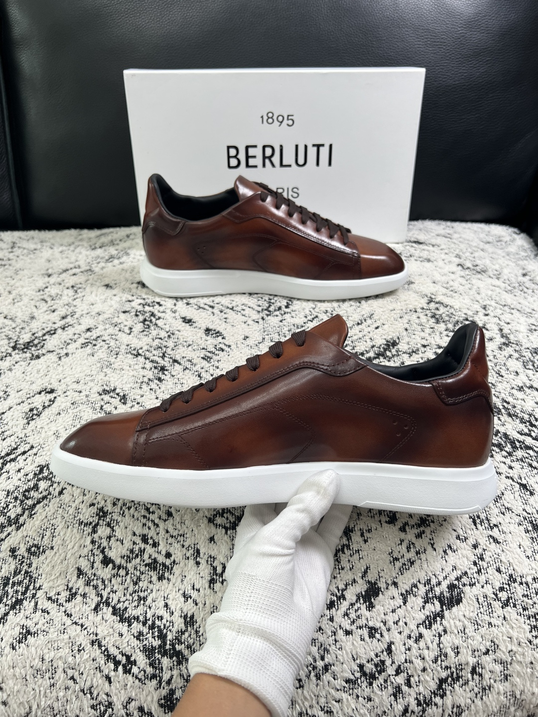 Berluti  高品质  顶级工艺品  布鲁提 专柜同步发售原厂配置，意大利进口擦色开边珠牛皮面料，全进口水染牛皮里垫