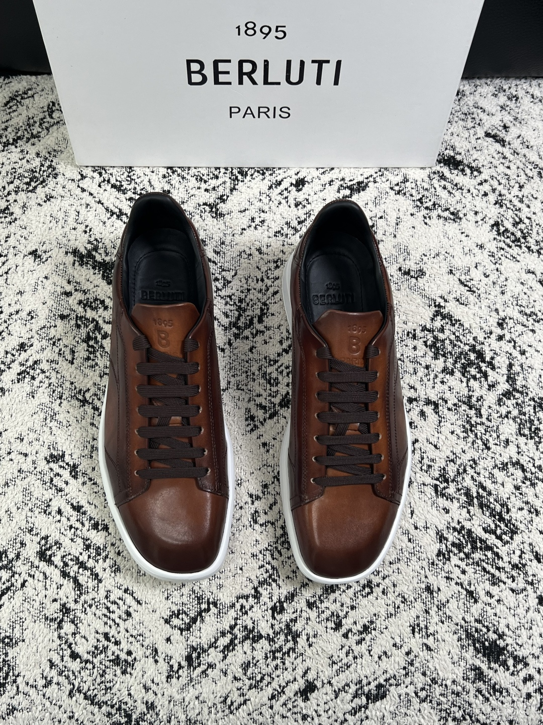 Berluti  高品质  顶级工艺品  布鲁提 专柜同步发售原厂配置，意大利进口擦色开边珠牛皮面料，全进口水染牛皮里垫