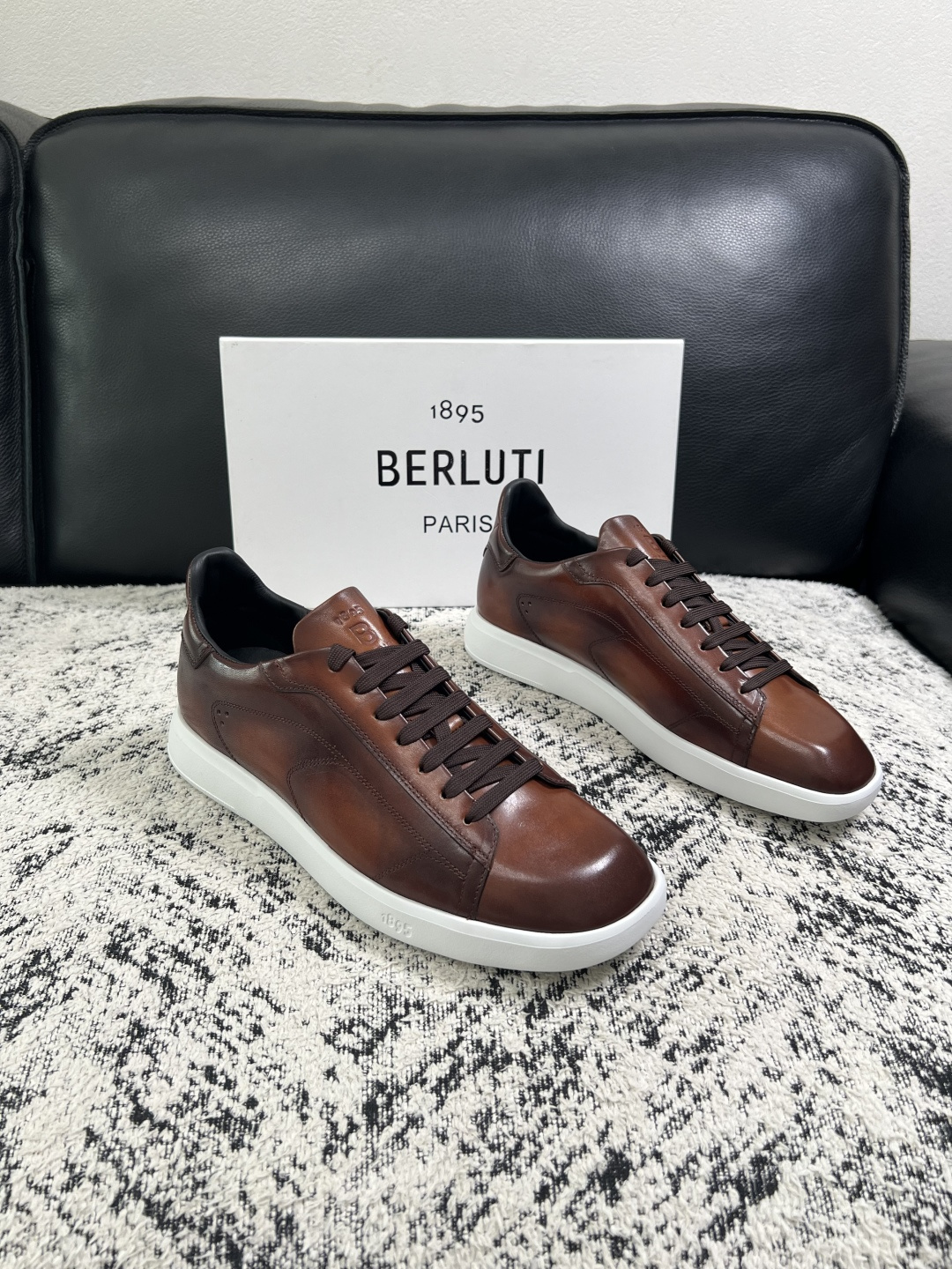 Berluti 高品质 顶级工艺品 布鲁提 专柜同步发售原厂配置,意大利进口擦色开边珠牛皮面料,全进口水染牛皮里垫 Berluti 高品质 顶级工艺品 布鲁提 专柜同步发售原厂配置,意大利进口擦色开边珠牛皮面料,全进口水染牛皮里垫