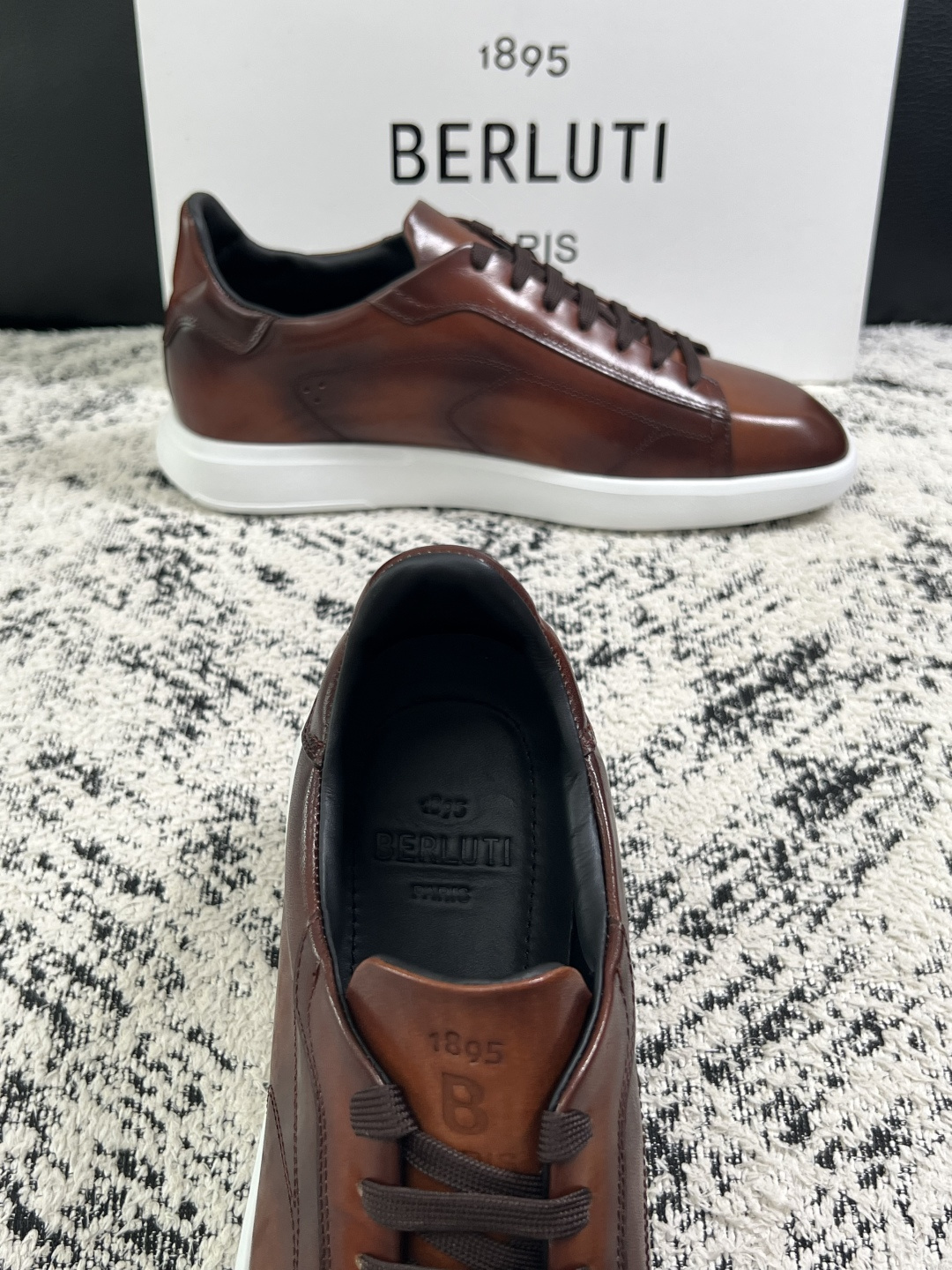 Berluti  高品质  顶级工艺品  布鲁提 专柜同步发售原厂配置，意大利进口擦色开边珠牛皮面料，全进口水染牛皮里垫