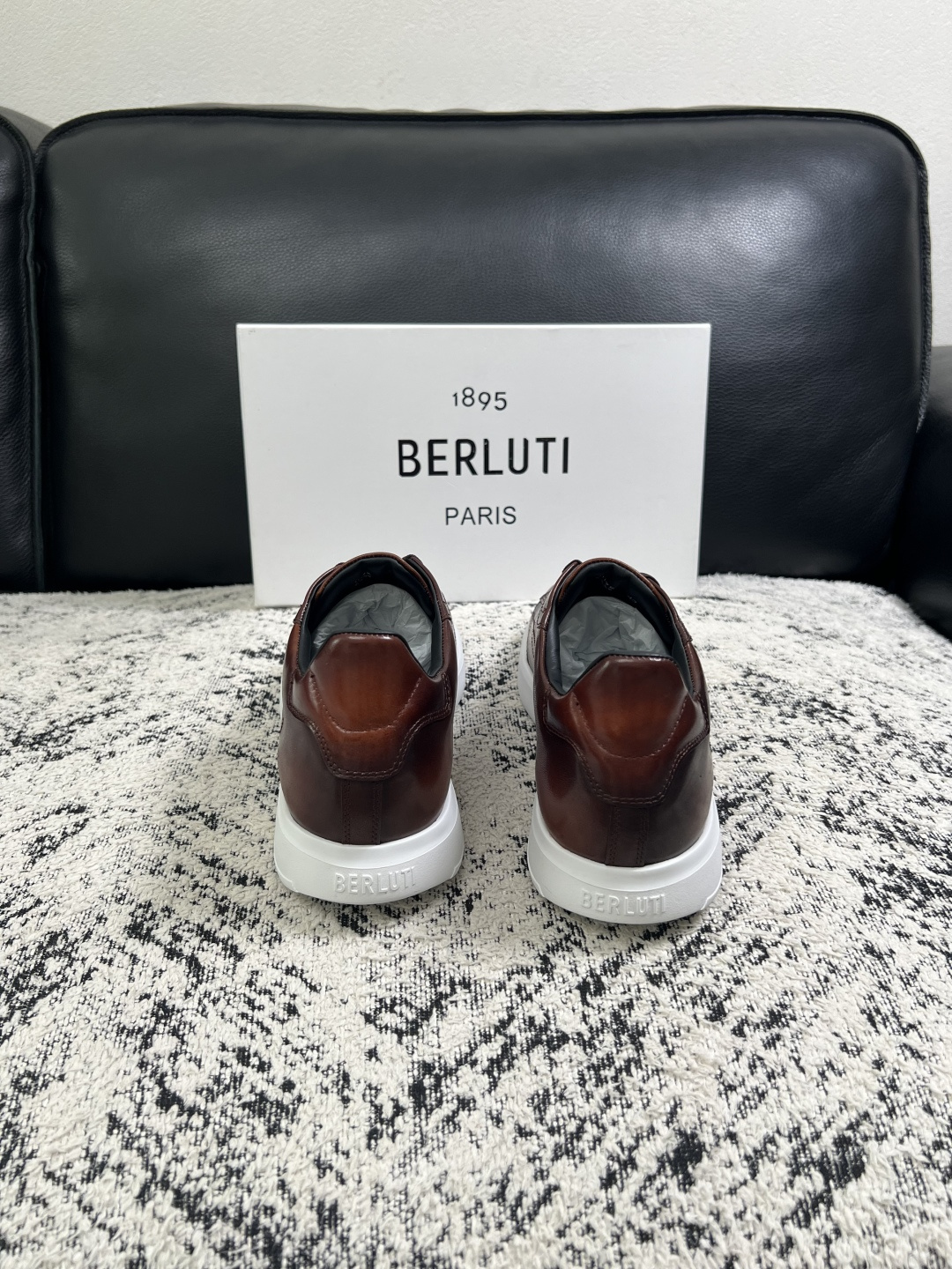 Berluti  高品质  顶级工艺品  布鲁提 专柜同步发售原厂配置，意大利进口擦色开边珠牛皮面料，全进口水染牛皮里垫