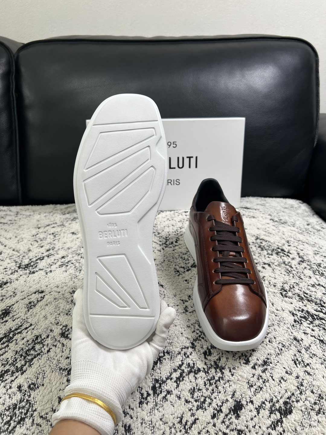 Berluti  高品质  顶级工艺品  布鲁提 专柜同步发售原厂配置，意大利进口擦色开边珠牛皮面料，全进口水染牛皮里垫