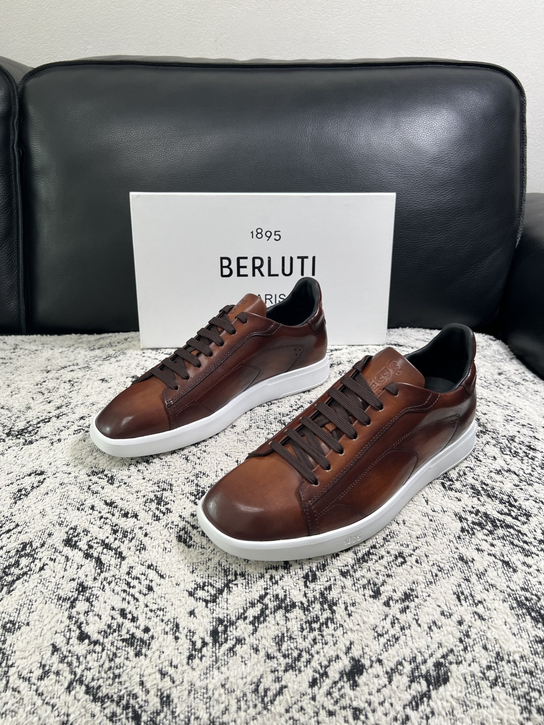 Berluti  高品质  顶级工艺品  布鲁提 专柜同步发售原厂配置，意大利进口擦色开边珠牛皮面料，全进口水染牛皮里垫