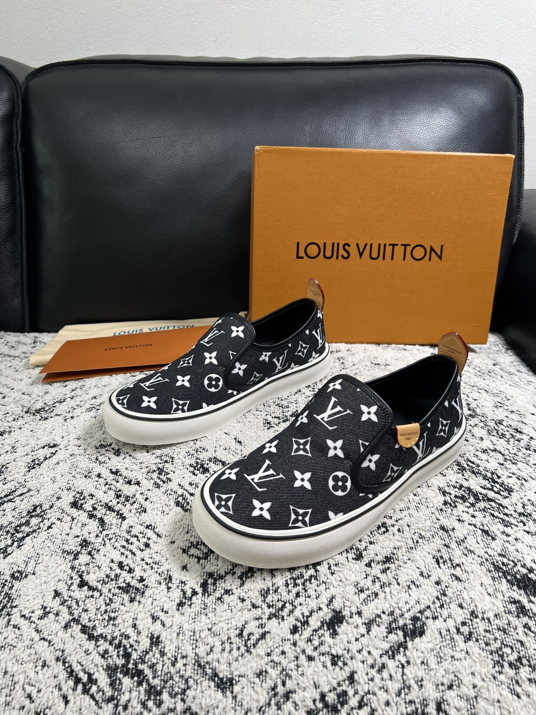 Lv  顶级代购  路易威登 专柜同步，意大利进口面料，进口水染牛皮内里，鞋底：原厂特供原版底，原厂跟单货，码数 39-