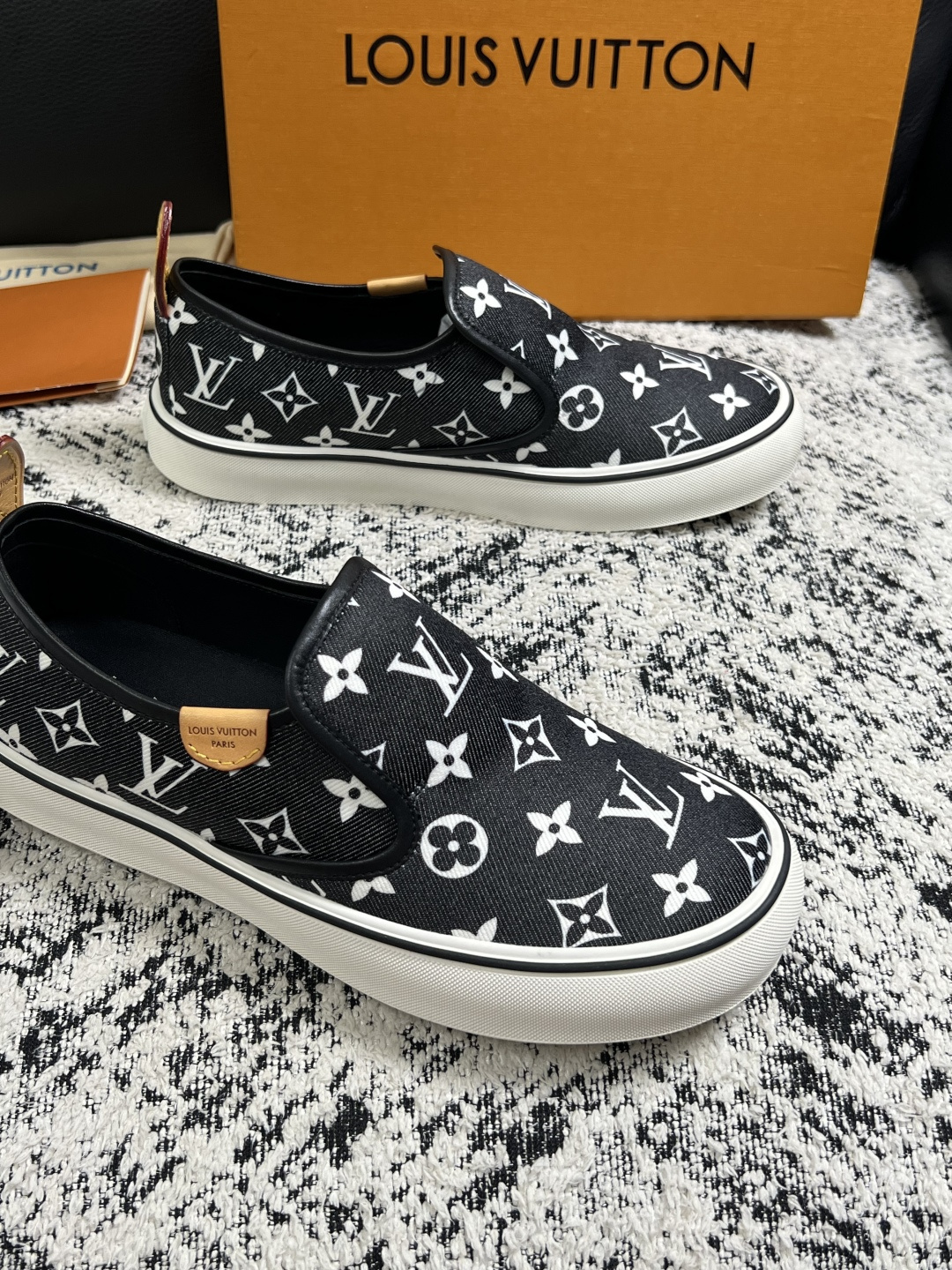 Lv  顶级代购  路易威登 专柜同步，意大利进口面料，进口水染牛皮内里，鞋底：原厂特供原版底，原厂跟单货，码数 39-
