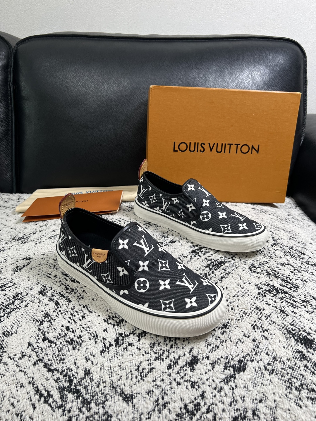Lv  顶级代购  路易威登 专柜同步，意大利进口面料，进口水染牛皮内里，鞋底：原厂特供原版底，原厂跟单货，码数 39-