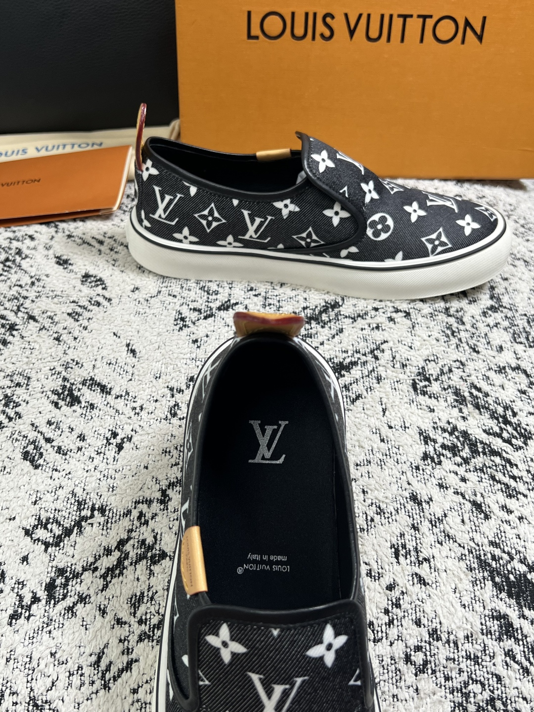 Lv  顶级代购  路易威登 专柜同步，意大利进口面料，进口水染牛皮内里，鞋底：原厂特供原版底，原厂跟单货，码数 39-