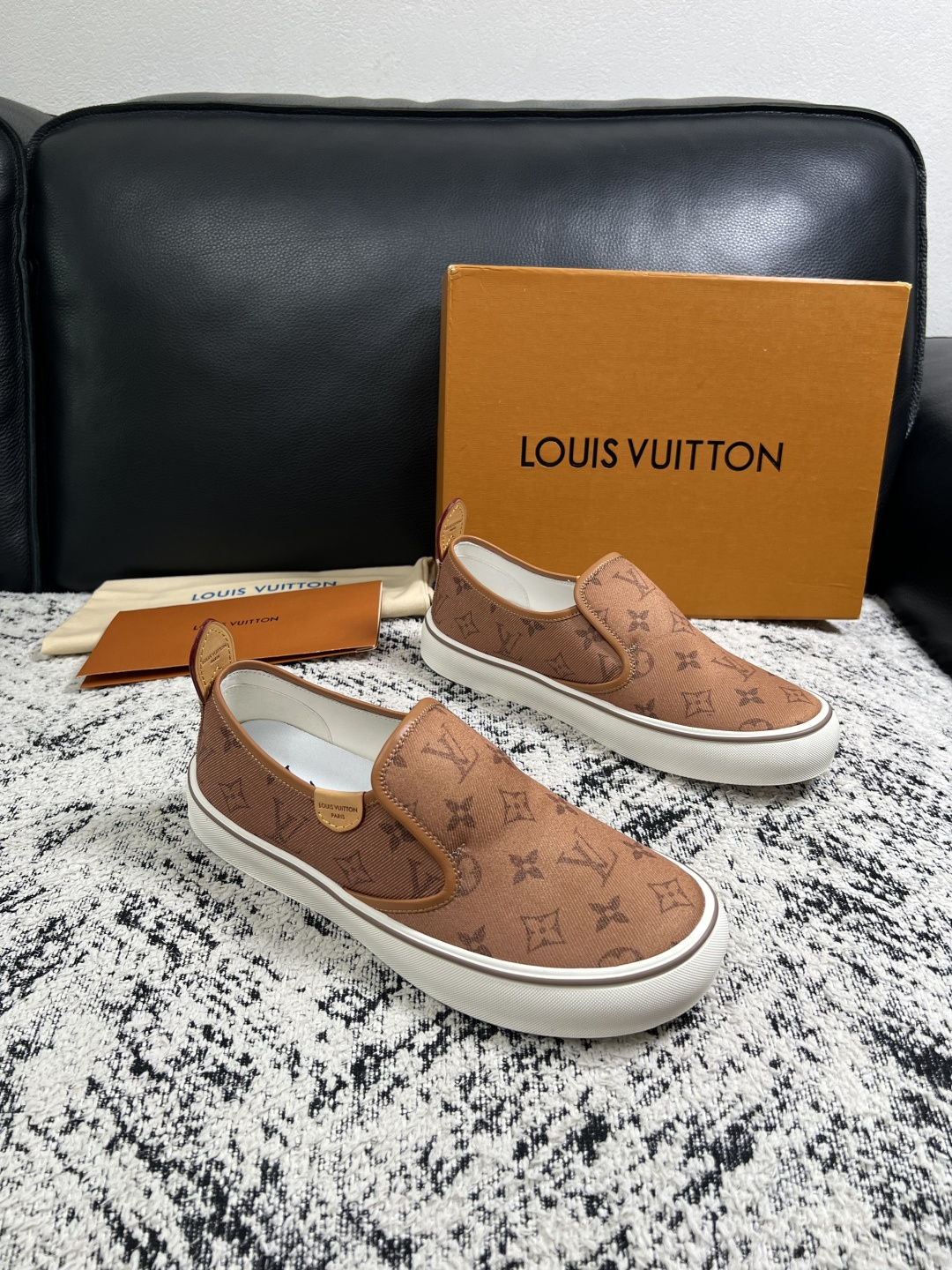 Lv  顶级代购  路易威登 专柜同步，意大利进口面料，进口水染牛皮内里，鞋底：原厂特供原版底，原厂跟单货，码数 39-