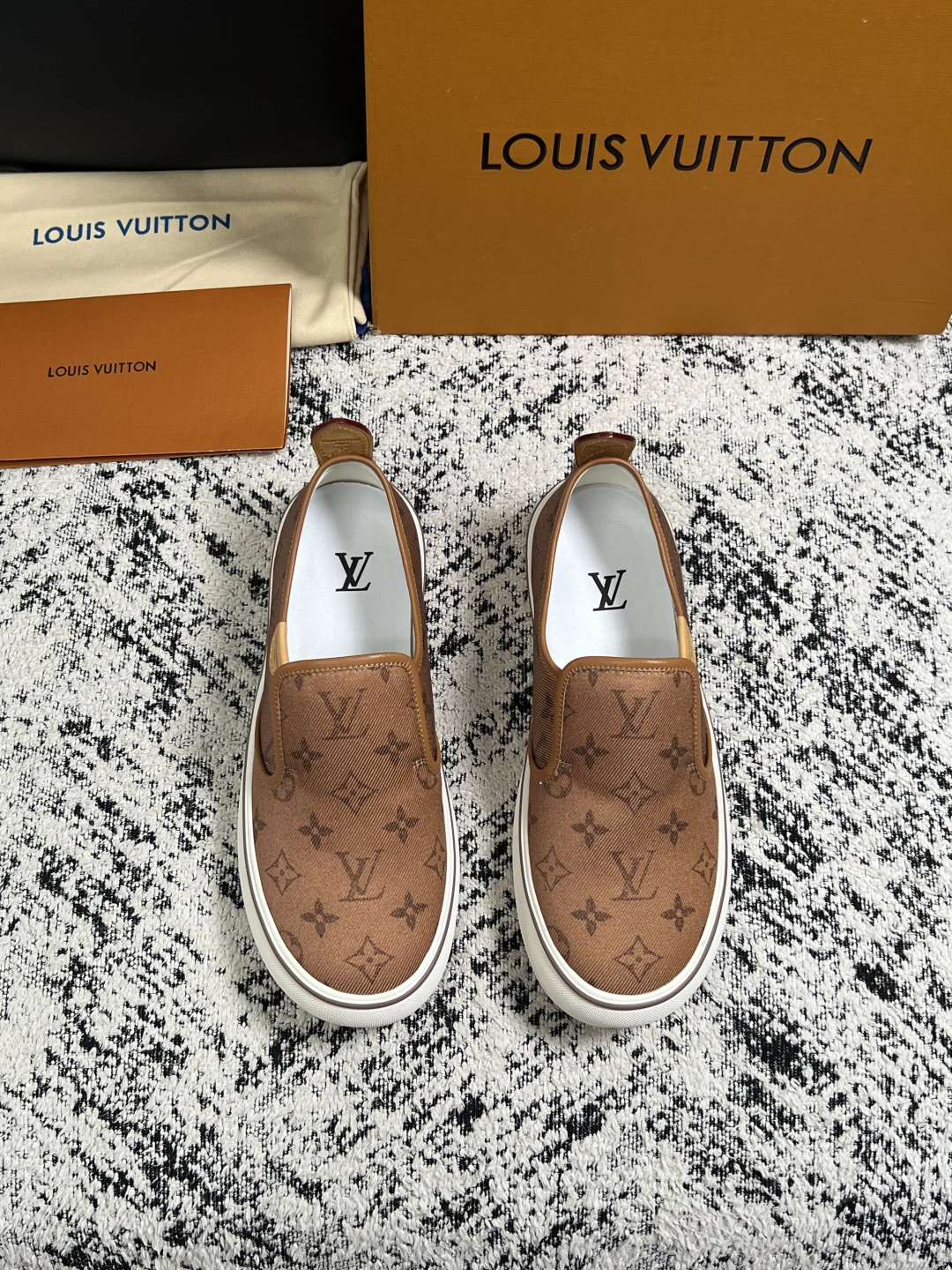 Lv  顶级代购  路易威登 专柜同步，意大利进口面料，进口水染牛皮内里，鞋底：原厂特供原版底，原厂跟单货，码数 39-