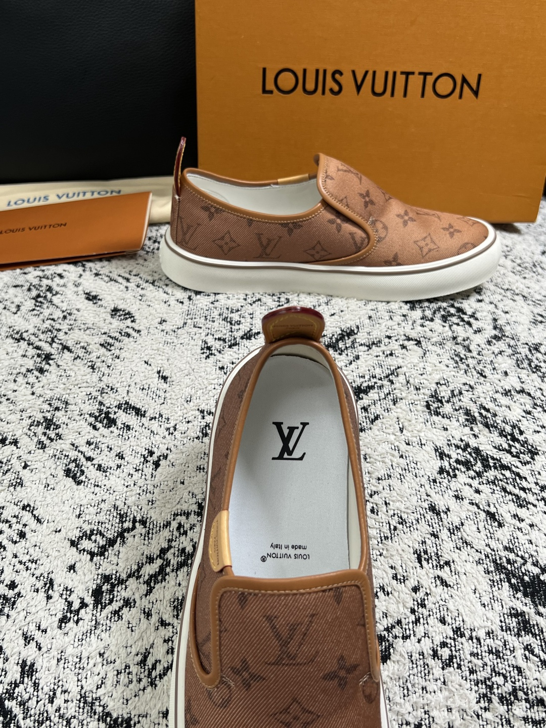 Lv  顶级代购  路易威登 专柜同步，意大利进口面料，进口水染牛皮内里，鞋底：原厂特供原版底，原厂跟单货，码数 39-