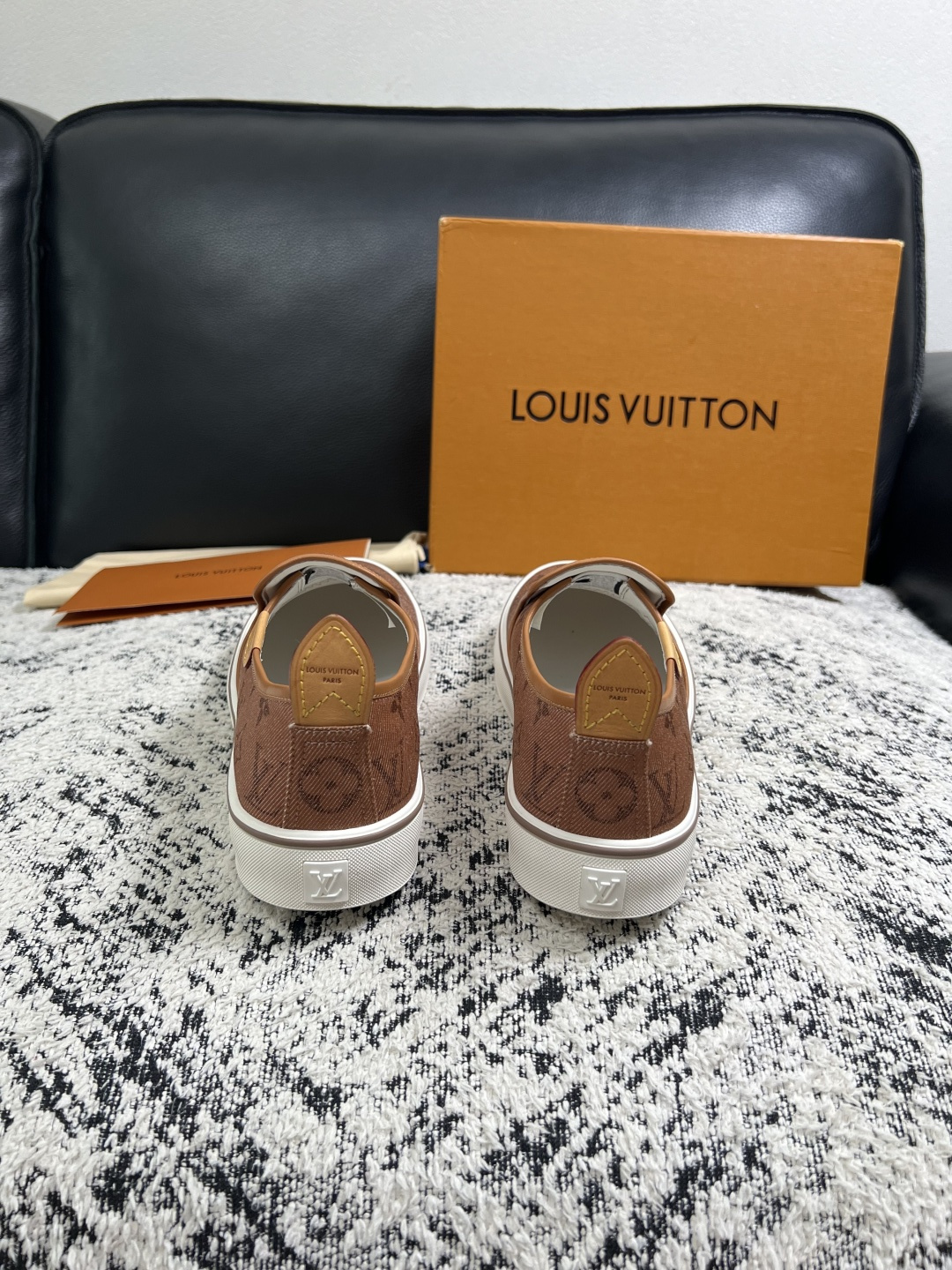 Lv  顶级代购  路易威登 专柜同步，意大利进口面料，进口水染牛皮内里，鞋底：原厂特供原版底，原厂跟单货，码数 39-
