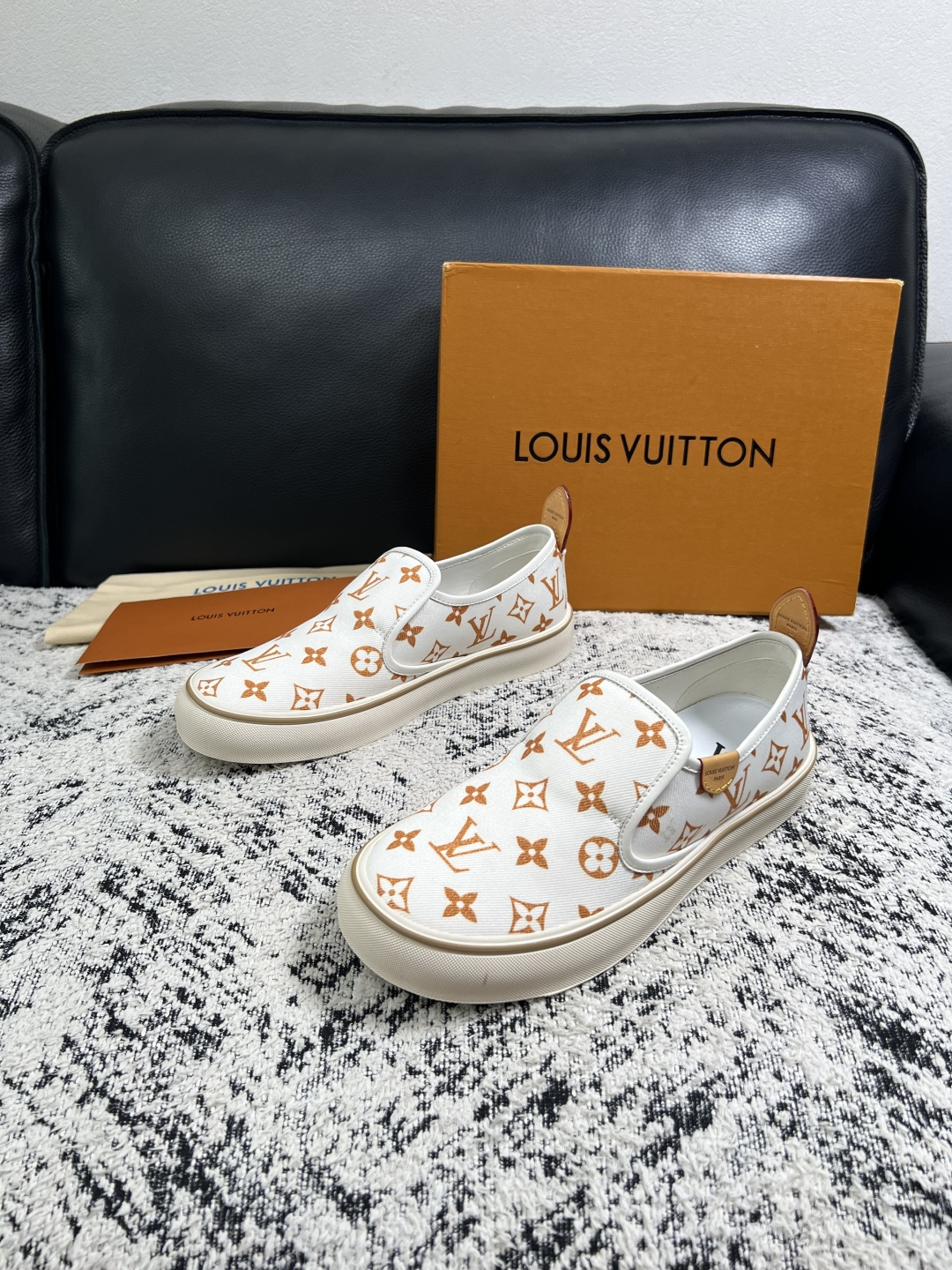 Lv  顶级代购  路易威登 专柜同步，意大利进口面料，进口水染牛皮内里，鞋底：原厂特供原版底，原厂跟单货，码数 39-