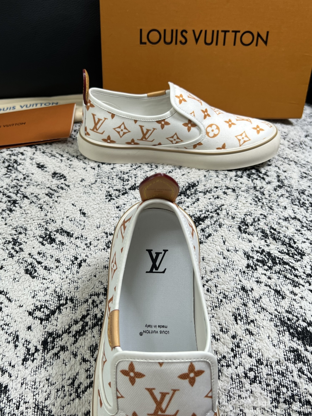 Lv  顶级代购  路易威登 专柜同步，意大利进口面料，进口水染牛皮内里，鞋底：原厂特供原版底，原厂跟单货，码数 39-