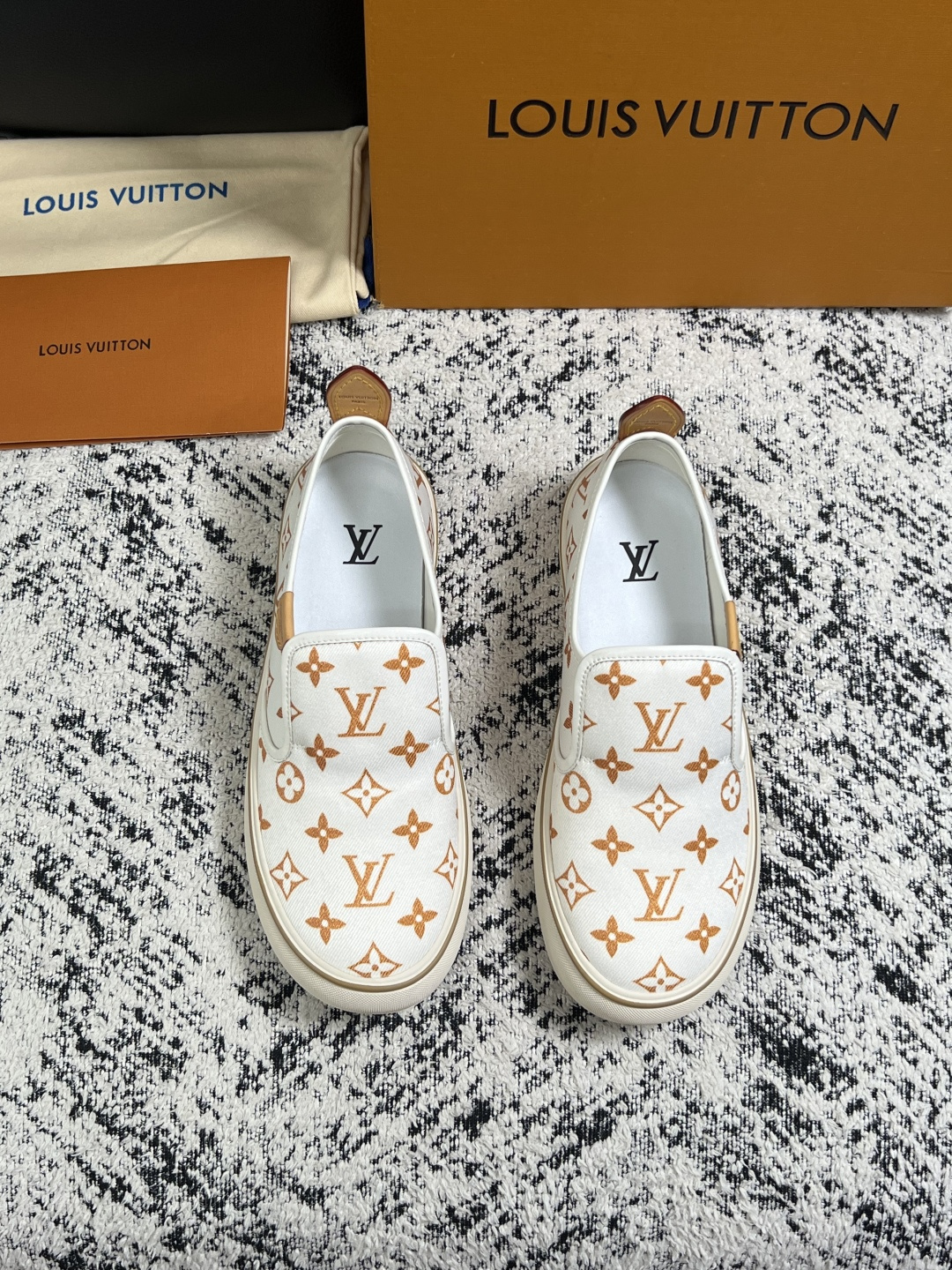 Lv  顶级代购  路易威登 专柜同步，意大利进口面料，进口水染牛皮内里，鞋底：原厂特供原版底，原厂跟单货，码数 39-