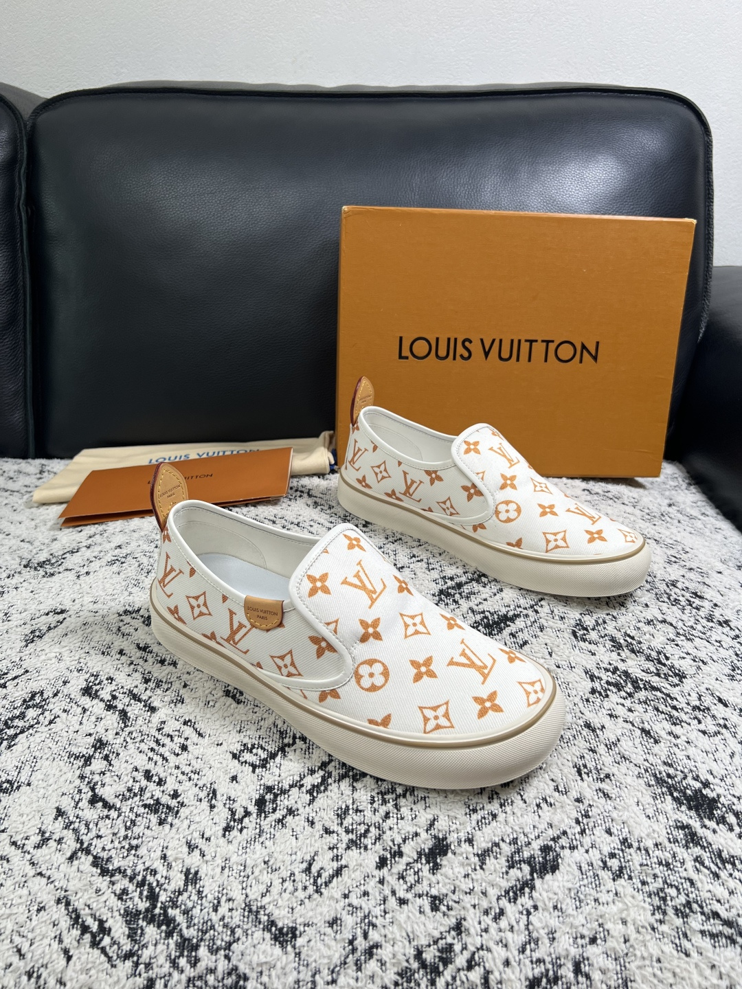 Lv  顶级代购  路易威登 专柜同步，意大利进口面料，进口水染牛皮内里，鞋底：原厂特供原版底，原厂跟单货，码数 39-