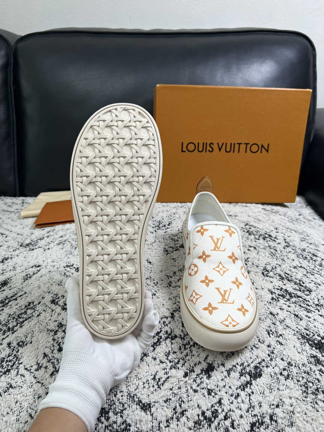 Lv  顶级代购  路易威登 专柜同步，意大利进口面料，进口水染牛皮内里，鞋底：原厂特供原版底，原厂跟单货，码数 39-