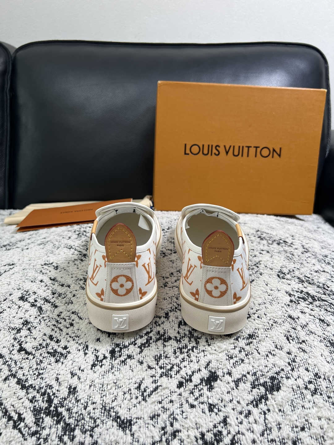 Lv  顶级代购  路易威登 专柜同步，意大利进口面料，进口水染牛皮内里，鞋底：原厂特供原版底，原厂跟单货，码数 39-
