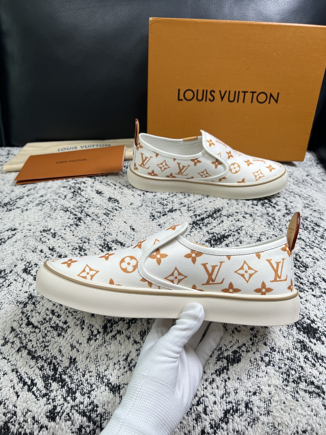 Lv  顶级代购  路易威登 专柜同步，意大利进口面料，进口水染牛皮内里，鞋底：原厂特供原版底，原厂跟单货，码数 39-