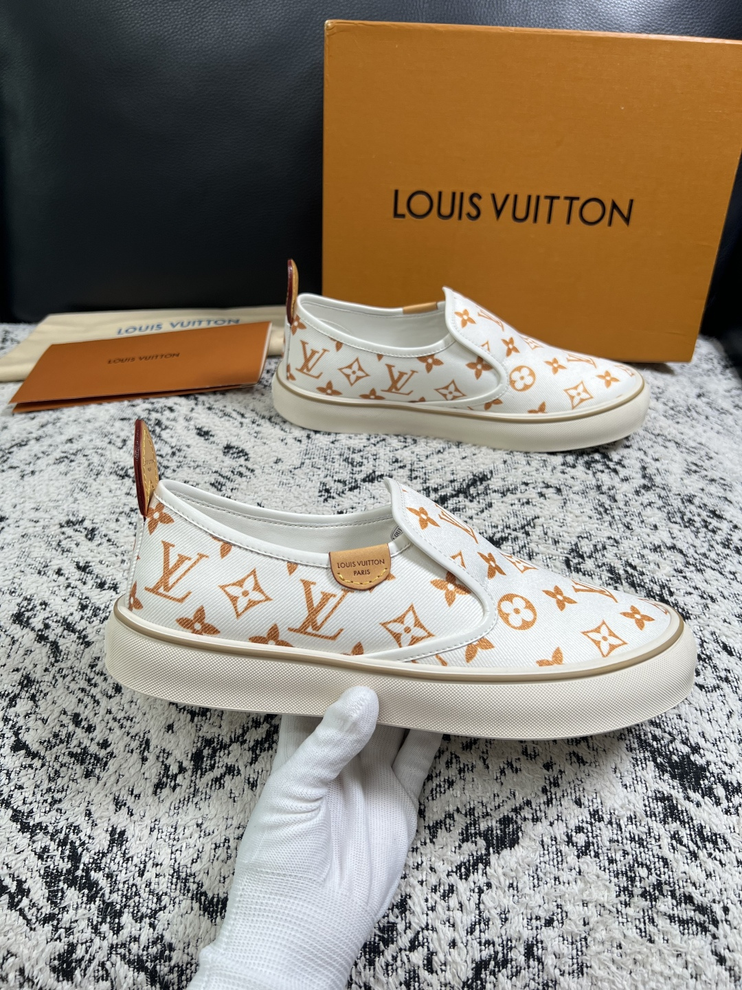 Lv  顶级代购  路易威登 专柜同步，意大利进口面料，进口水染牛皮内里，鞋底：原厂特供原版底，原厂跟单货，码数 39-