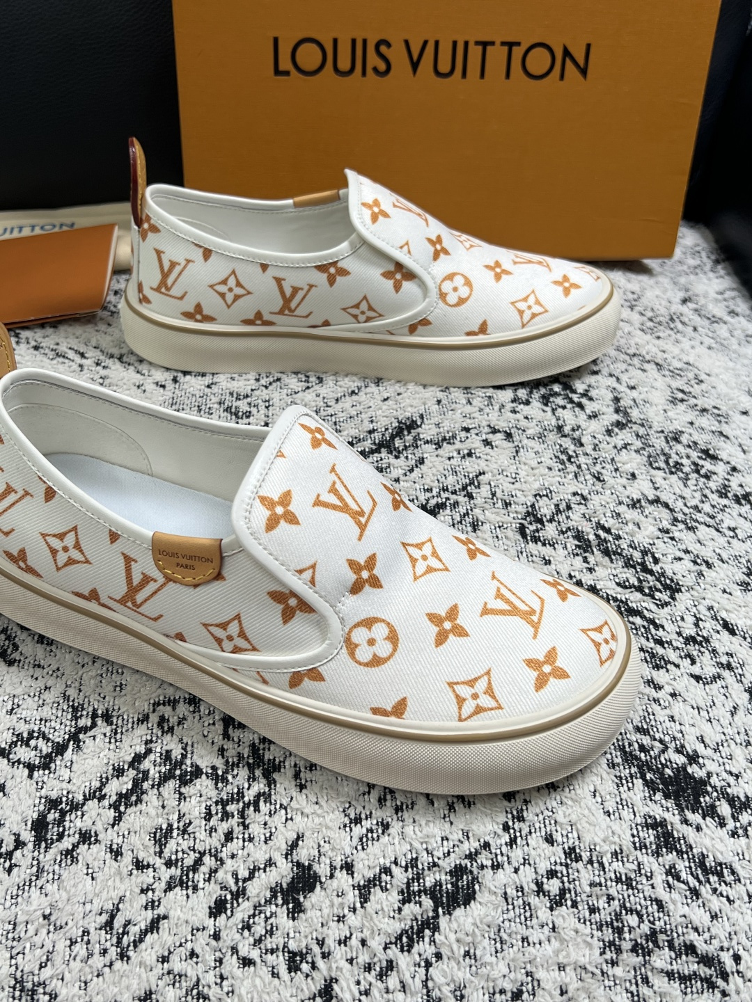 Lv  顶级代购  路易威登 专柜同步，意大利进口面料，进口水染牛皮内里，鞋底：原厂特供原版底，原厂跟单货，码数 39-
