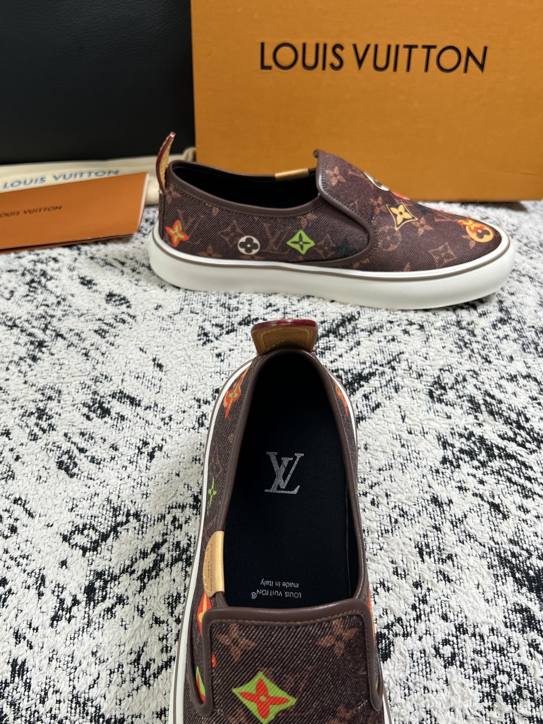 Lv  顶级代购  路易威登 专柜同步，意大利进口面料，进口水染牛皮内里，鞋底：原厂特供原版底，原厂跟单货，码数 39-