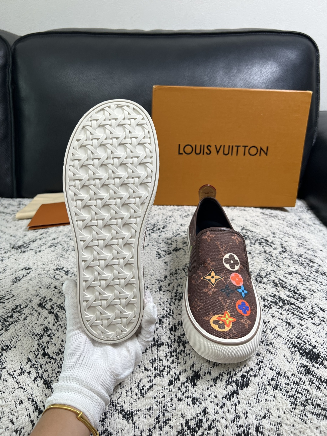 Lv  顶级代购  路易威登 专柜同步，意大利进口面料，进口水染牛皮内里，鞋底：原厂特供原版底，原厂跟单货，码数 39-