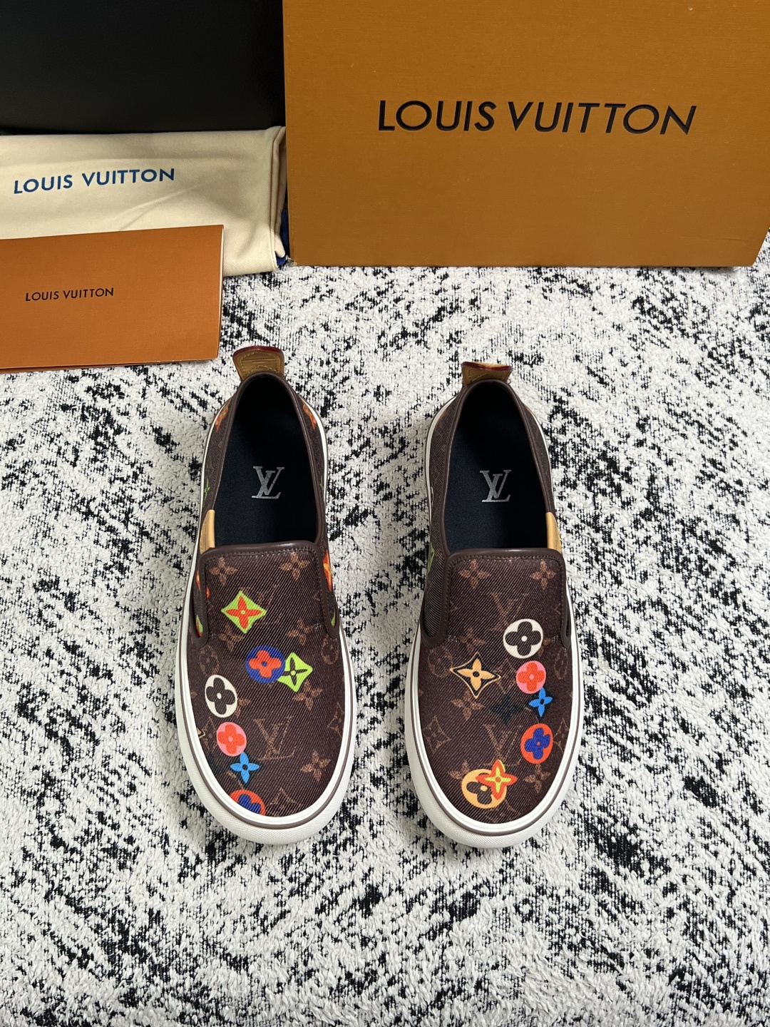 Lv  顶级代购  路易威登 专柜同步，意大利进口面料，进口水染牛皮内里，鞋底：原厂特供原版底，原厂跟单货，码数 39-