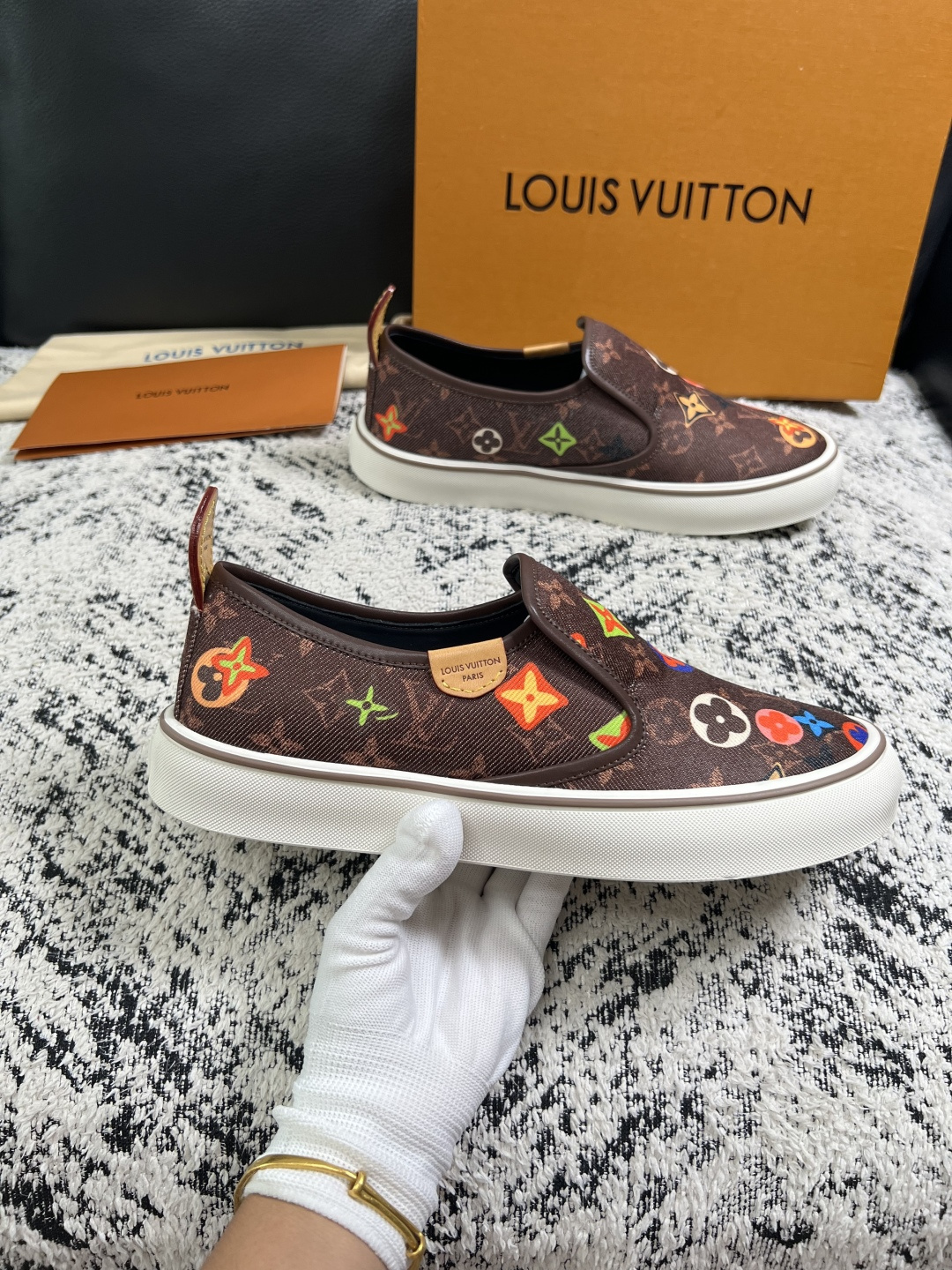 Lv  顶级代购  路易威登 专柜同步，意大利进口面料，进口水染牛皮内里，鞋底：原厂特供原版底，原厂跟单货，码数 39-