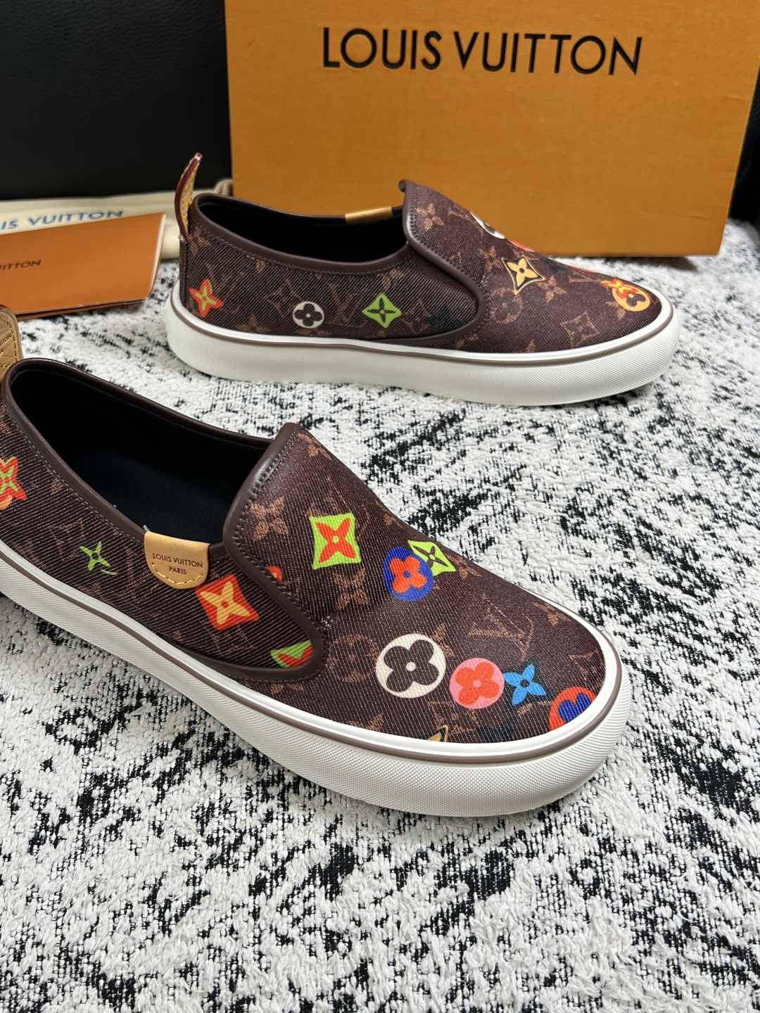 Lv  顶级代购  路易威登 专柜同步，意大利进口面料，进口水染牛皮内里，鞋底：原厂特供原版底，原厂跟单货，码数 39-