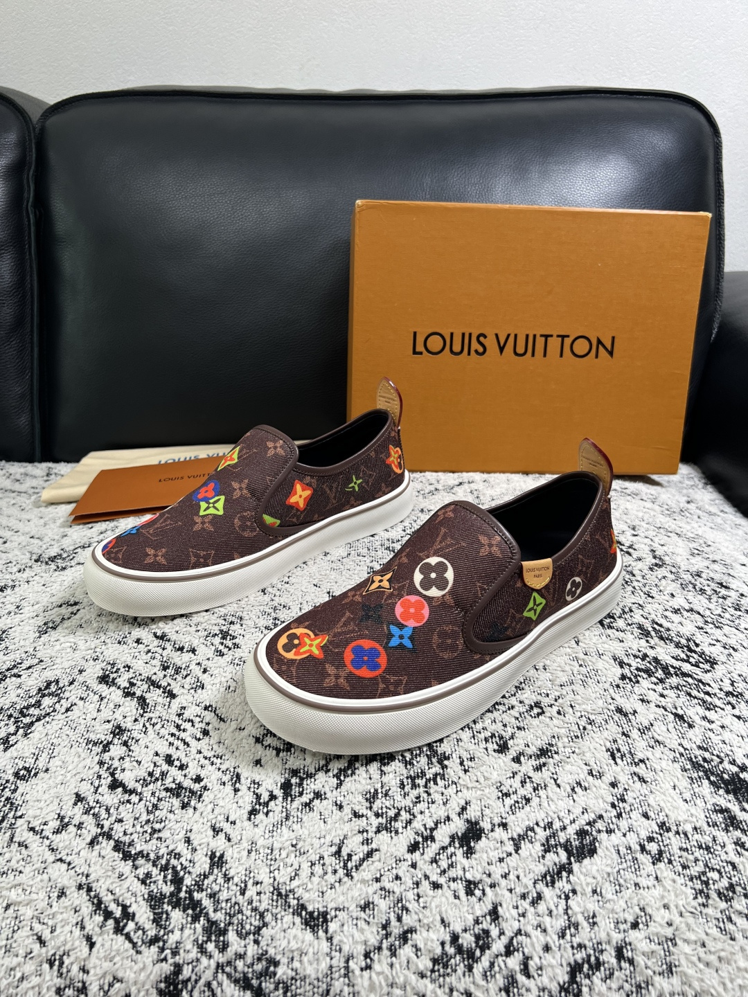 Lv  顶级代购  路易威登 专柜同步，意大利进口面料，进口水染牛皮内里，鞋底：原厂特供原版底，原厂跟单货，码数 39-