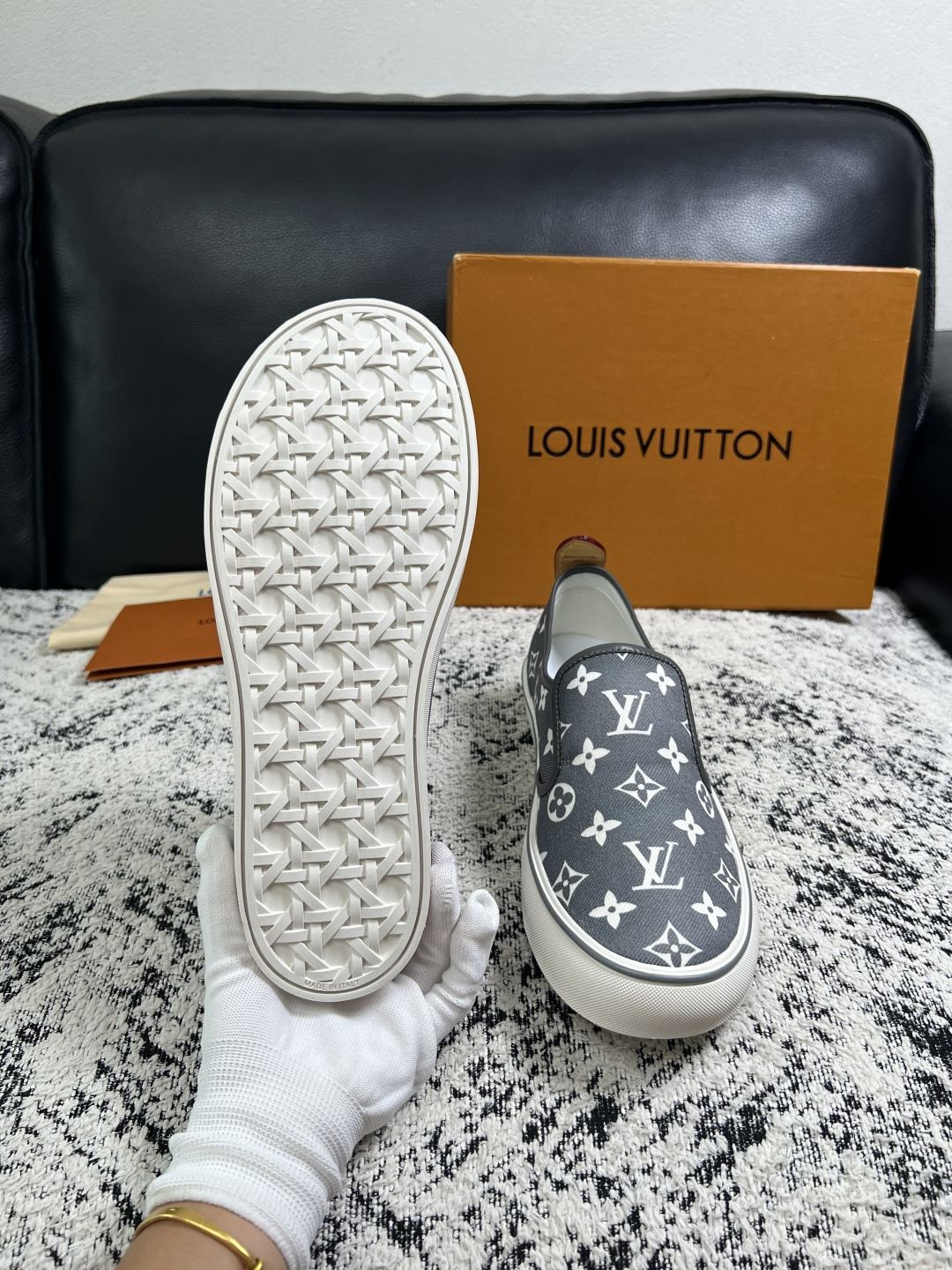 Lv  顶级代购  路易威登 专柜同步，意大利进口面料，进口水染牛皮内里，鞋底：原厂特供原版底，原厂跟单货，码数 39-