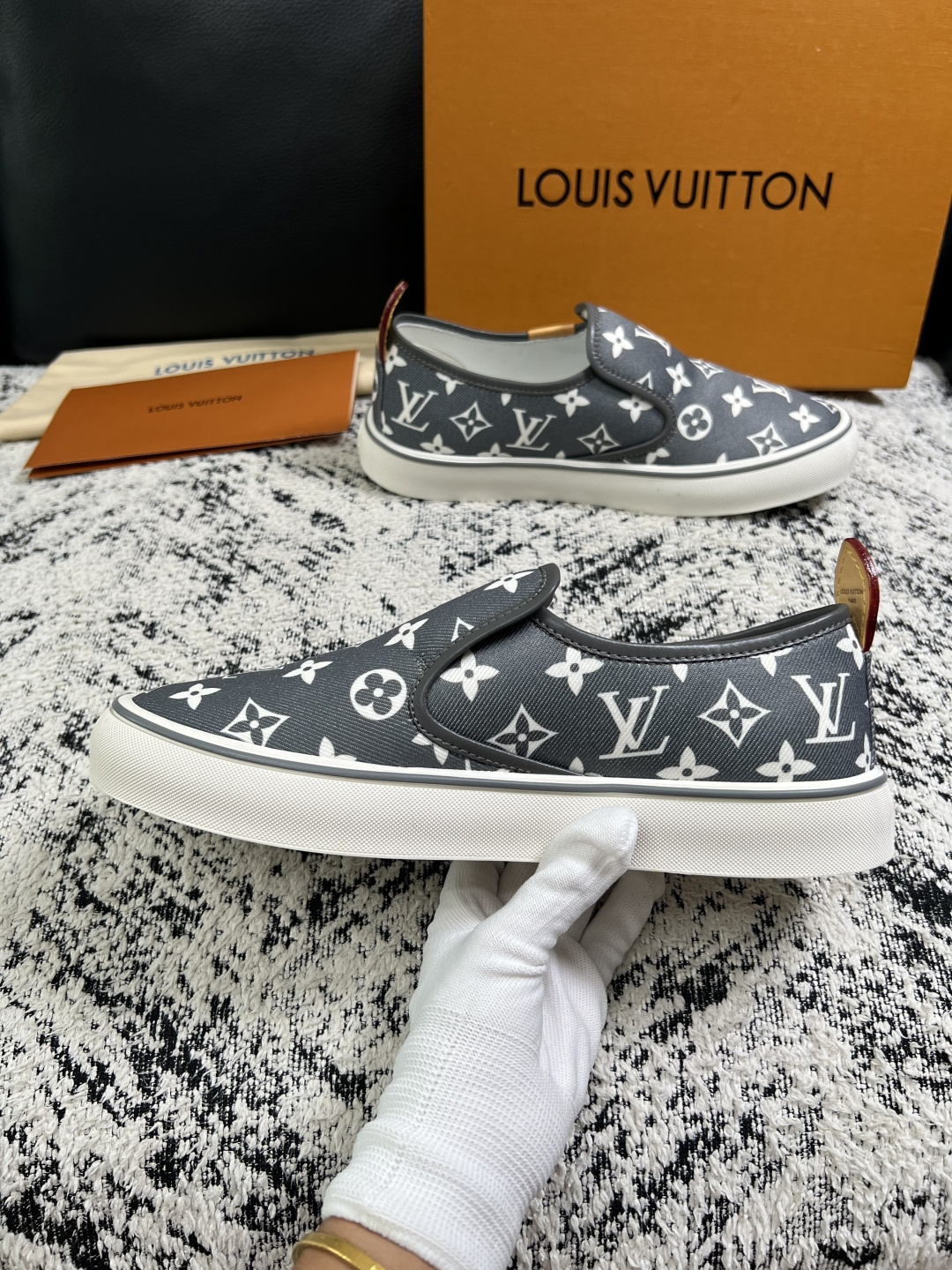 Lv  顶级代购  路易威登 专柜同步，意大利进口面料，进口水染牛皮内里，鞋底：原厂特供原版底，原厂跟单货，码数 39-