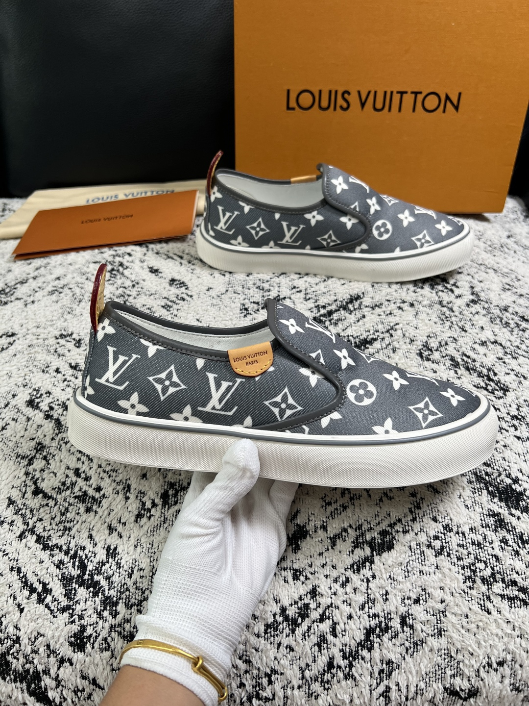 Lv  顶级代购  路易威登 专柜同步，意大利进口面料，进口水染牛皮内里，鞋底：原厂特供原版底，原厂跟单货，码数 39-